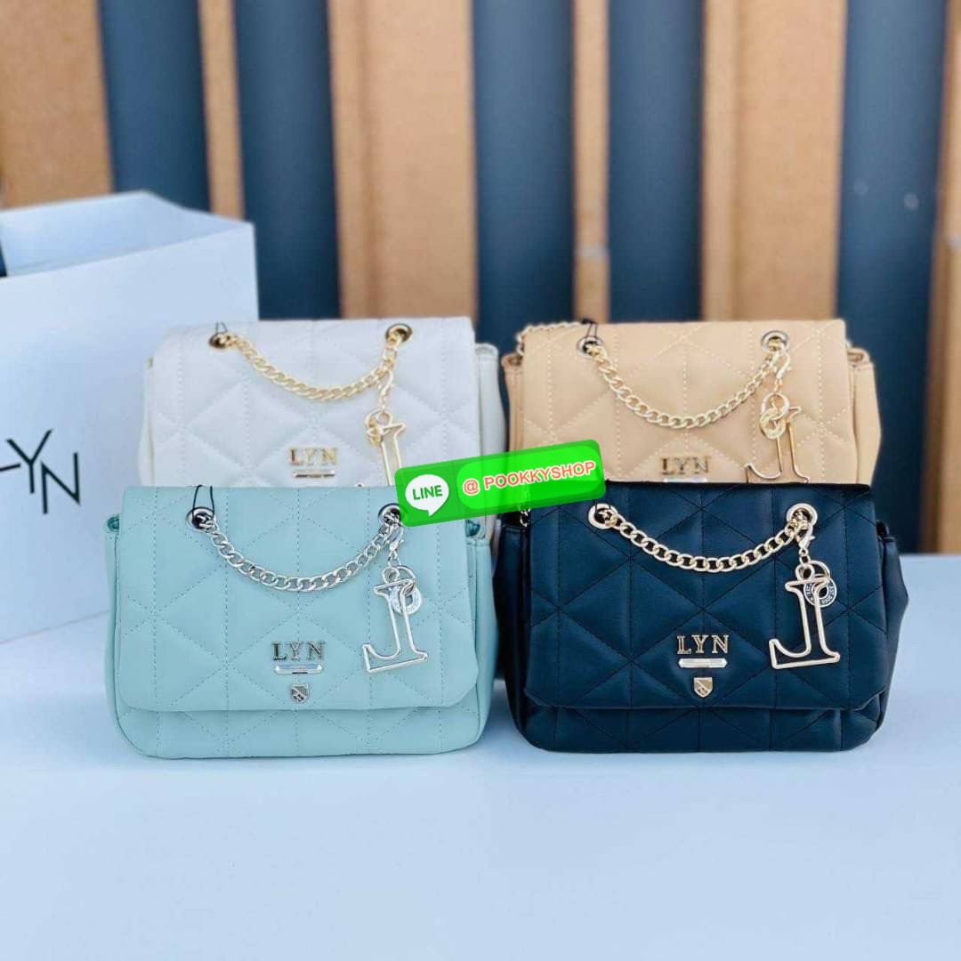 Lyn ลายตารางสุดฮิต หนังนิ่ม ตั้งอยู่ทรง ประดับพวงกุญแจรูปตัว L เปิดปิดด้วยกระดุมแม่เหล็ก สะดวกใช้