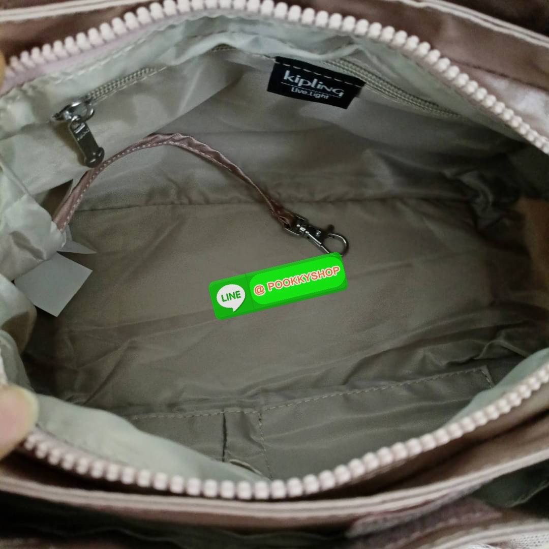 Kipling Damen Orelie Henkeltasche handbag กระเป๋าถือหรือสะพาย ขนาดกลาง วัสดุ Nylon 100% หูถือสูง 7 นิ้ว สายสะพายยาว 126ซม. มีช่องแยกใช้งานหลายช่อง ประกอบด้วย -ด้านหน้า ช่องซิปลึกถึงฐานกระเป๋า -ด้านหลัง ช่องซิปลึกถึงฐานกระเป๋า -ช่องใช้งานหลักด้านใน 3 ช่อง