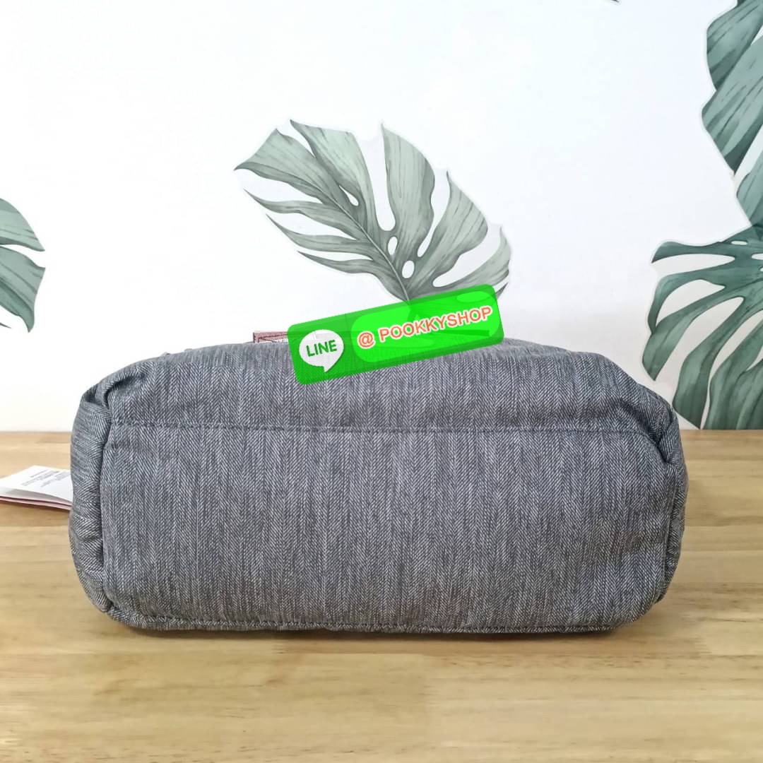 Kipling K1006 Handbag กระเป๋าถือหรือสะพาย วัสดุ Polyester 100% รุ่นใหม่ มีให้เลือกทั้งแบบเรียบ และ ลายน่ารัก มีช่องแยกด้านหน้า 2 ช่อง ช่องหลักโล่งกว้าง พร้อมช่อง pocket แยก 2 ช่อง ใช้งานได้ครบครัน สามารถสตางค์ใบยาวได้ ขนาดกำลังดี จะใช้ทำงาน ไปเรียน หรือ ถ