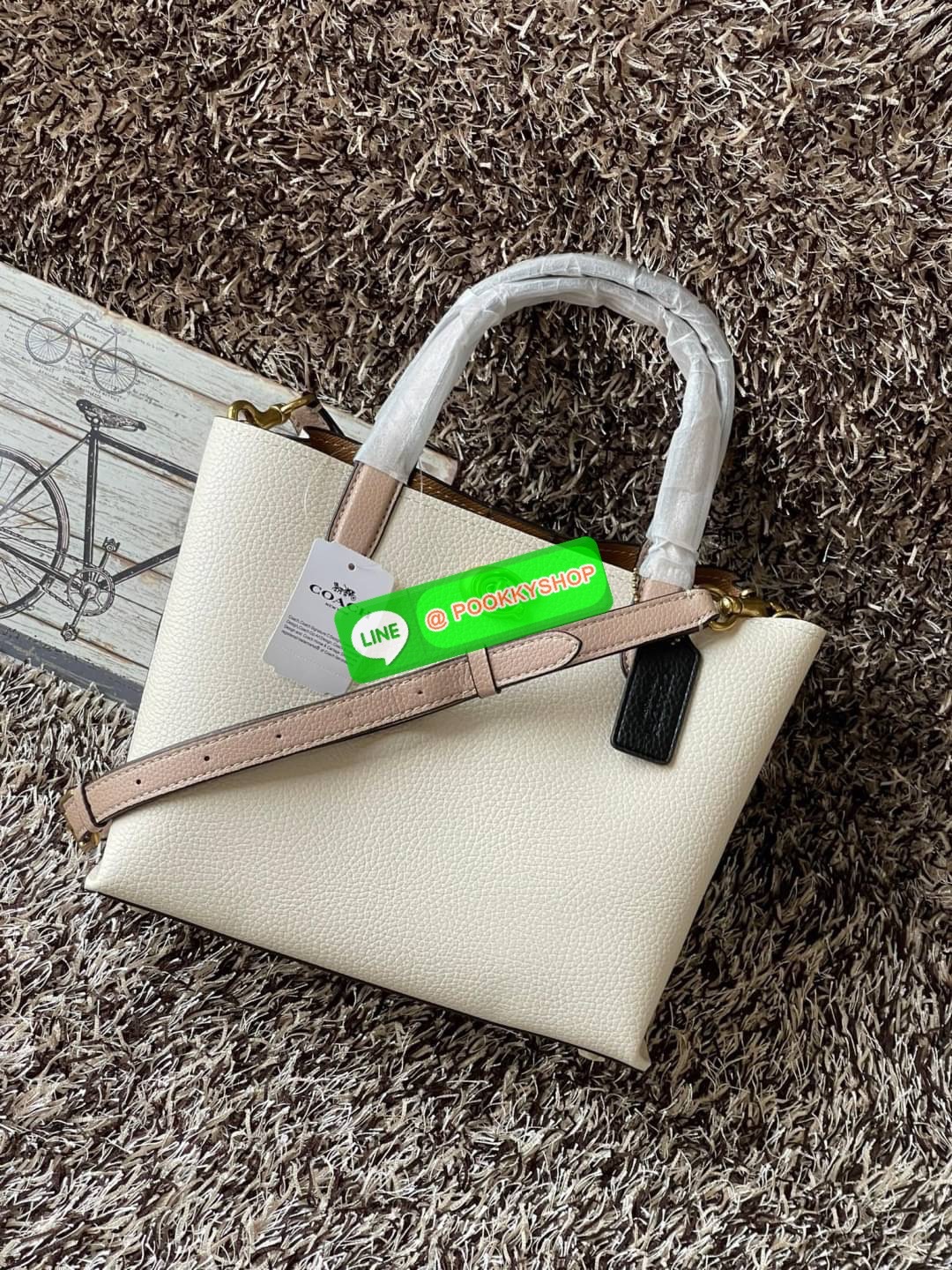 Coach Willow Tote 24 In Signature Canvas หากคุณชื่นชอบกระเป๋า Tote แล้วล่ะก็ เราเชื่อว่ากระเป๋าใบนี้จะต้องโดนใจคุณอย่างแน่นอน กระเป๋า Coach ด้วยรูปทรงสี่เหลี่ยม อยู่ทรงตั้งสวย การตัดเย็บทำจากหนัง Canvas ขนาดที่พอเหมาะ เมื่อถือแล้ว ไม่ทำให้ดูใหญ่เทอะทะจนเก