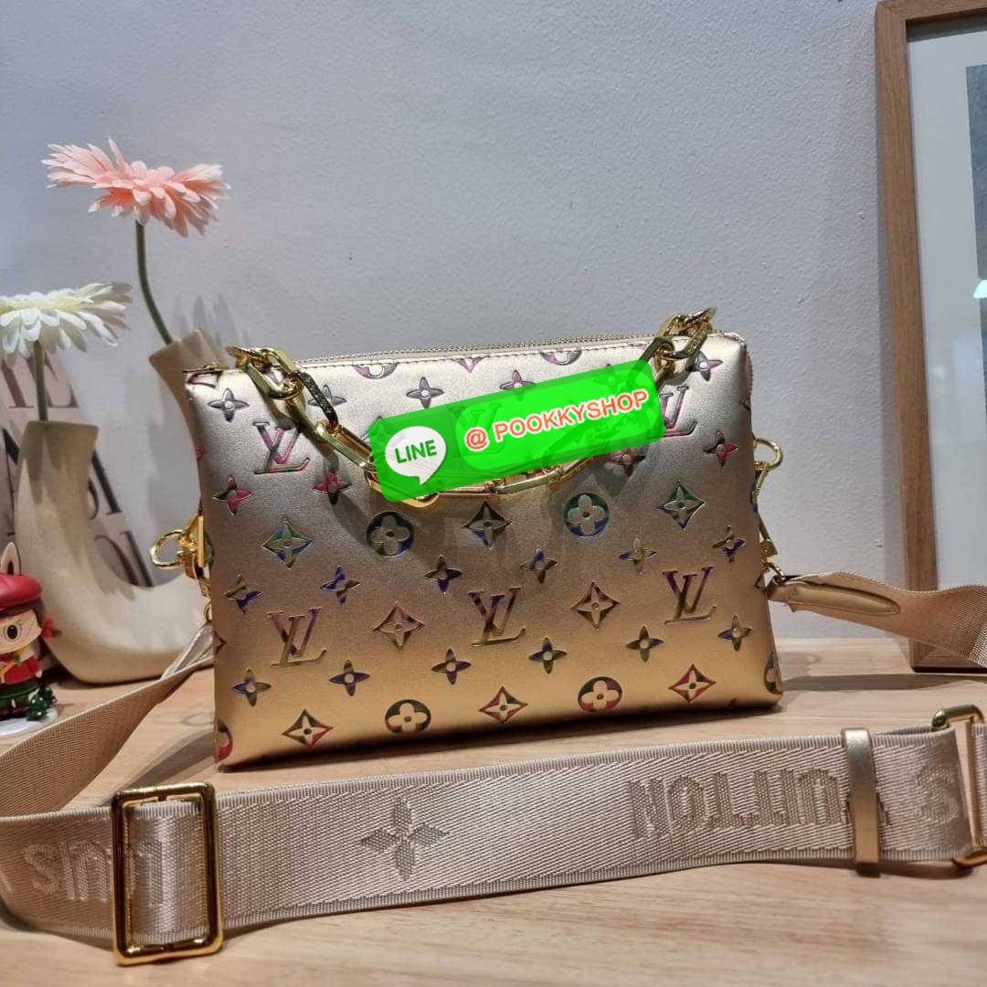 NEW IN!! LV HANDLE POUCH MONOGRAM LIMITED EDITION กระเป๋าสะพายกึ่งคลัชท์ สุดล้ำ ดีไซน์ใหม่ สีลิมิเต็ด ล่าสุดจากเคาน์เตอร์ duty free มาแรงมาก ด้วยความสวยปังตั้งแต่แรกเห็น วัสดุหนังแกะปั๊มลายสวย มาพร้อมสาย 2 เส้น เชิดๆสับๆ มีสายโซ่ที่มีดีเทลละเอียดไม่ซ้ำ แล