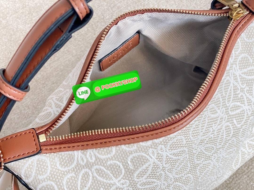 RESTOCK!! 💙🤎 LOEWE CANVAS BAG VIP GIFT WITH PURCHASE (GWP) พรีเมี่ยมกิ๊ฟ Limited จาก LOEWE HAUTE PARFUME DUTYFREE COUNTER วัสดุ CANVAS ตัดหนังแท้ ดีไซน์ทรงยอดฮิตประจำปีเลย! ปักโลโก้แบรนด์บนผ้าทั้งใบเป็นเอกลักษณ์ เปิดปิดด้วยซิปยาวภายในโล่งก