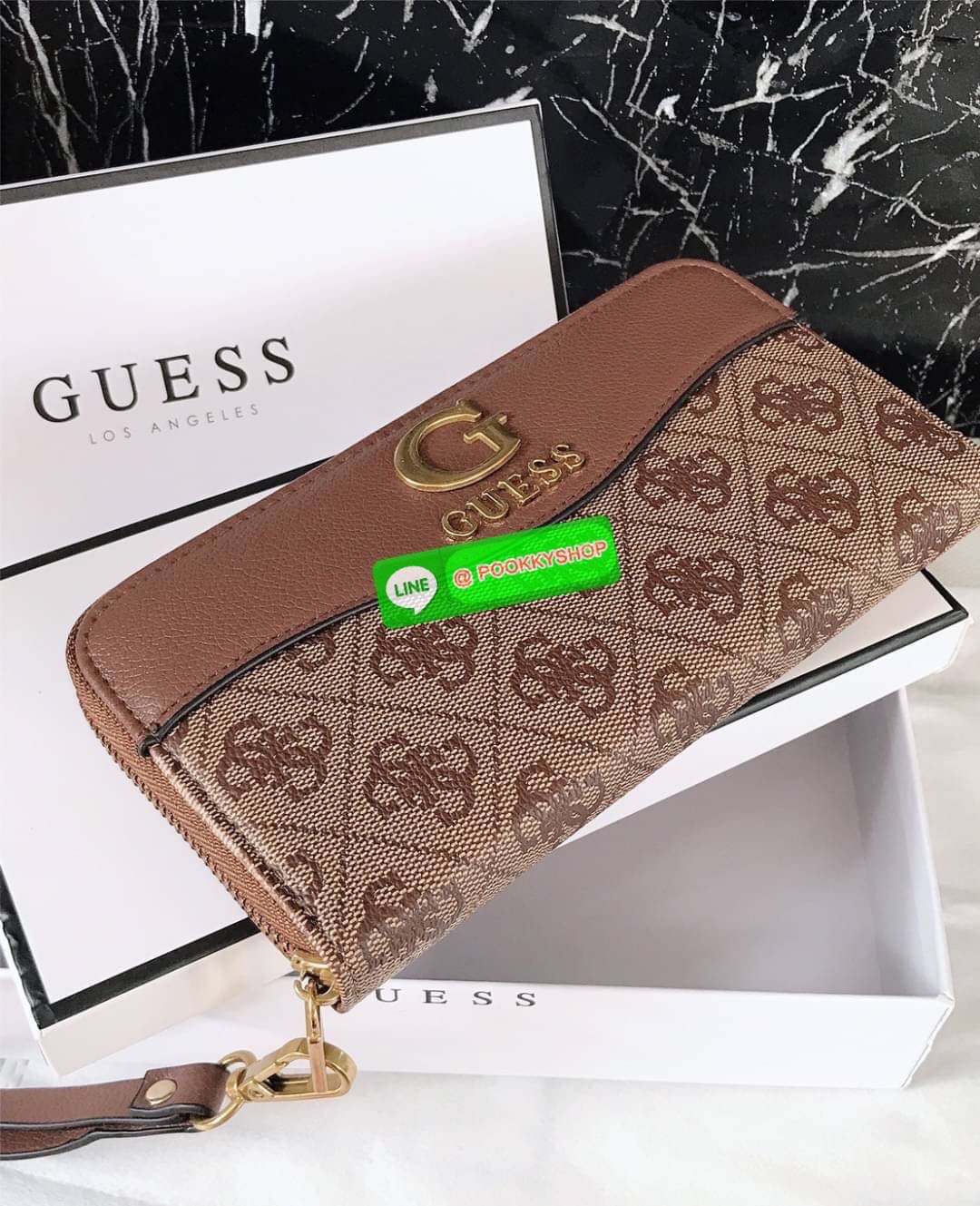 Guess งานแท้💯 outlet ถูกกว่าช้อปจ้ากระเป๋าสตางค์ใบยาวซิปรอบ งานสวย พร้อมสายคล้องมือ ถอดได้ มีถึง4ช่องใช้งาน ช่องใส่บัตรได้เยอะ อะไหล่Guessสีทอง หนังpUแท้ทำความสะอาดง่าย