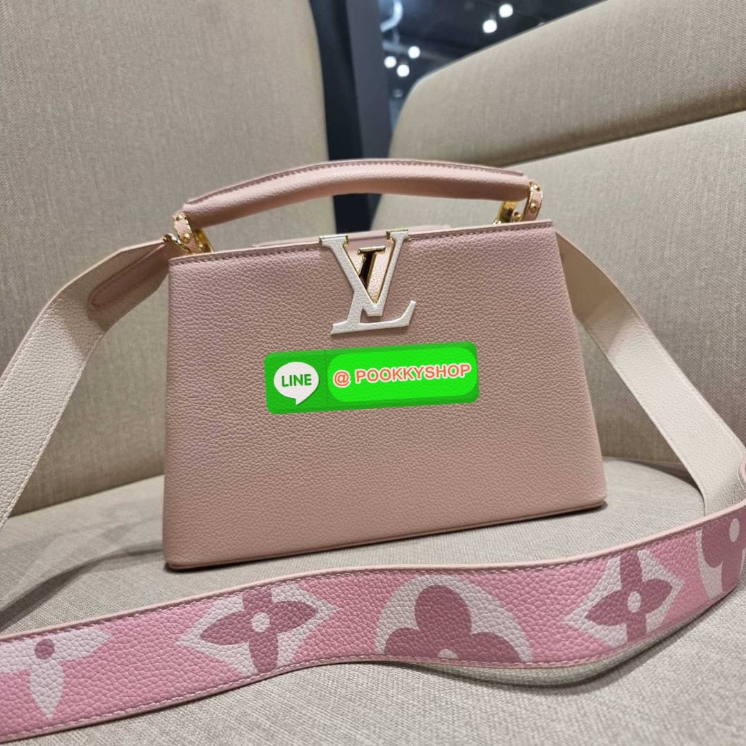 NEW IN!! LV capucines top handle วีไอพีพรีเมี่ยมกิ๊ฟจากเคาน์เตอร์ ที่สุดของความสวยในราคาเบาๆ กระเป๋าถือสุดหรู ดีไซน์ทรงคลาสสิค พร้อมลวดลายหรูหรา มาพร้อมหูจับในตัว ด้วยรูปทรงวินเทจและวัสดุหนังลูกวัว สัมผัสดี ขับผิว ทำให้ไอเท็มนี้สะกดทุกสายตาจริงๆ และยังมีล
