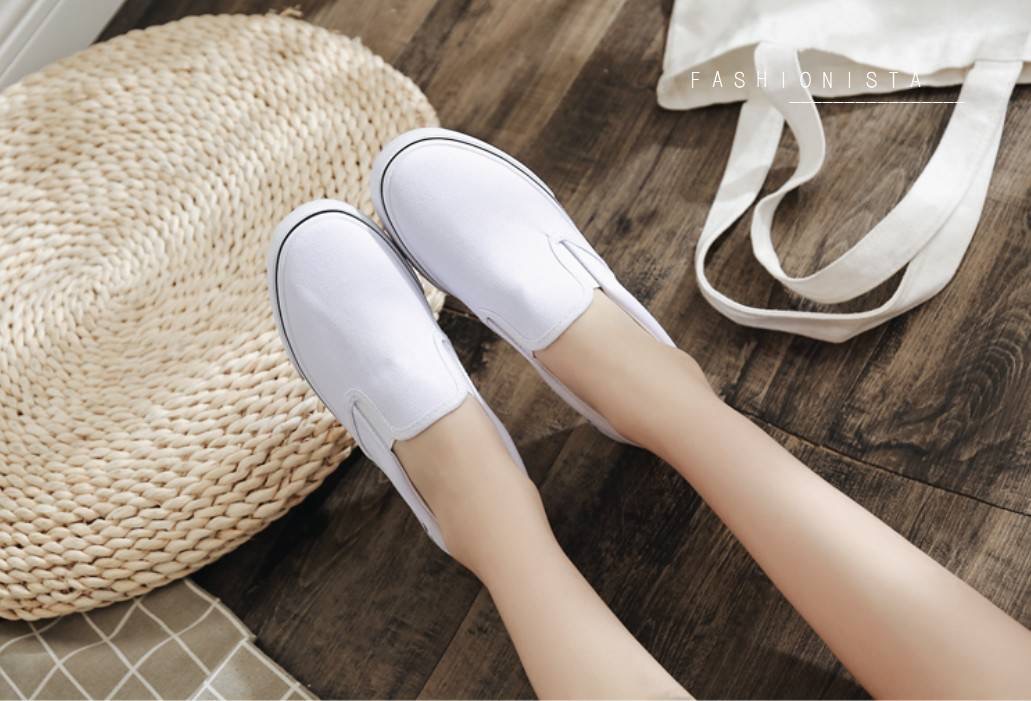 สลิปออนแบบมาใหม่ ใส่สบาย คล่องตัว พร้อมส่งค่ะ รองเท้าแฟชั่นชิคๆ ทรงเบสิค ฮิตตลอดกาล วัสดุผ้าแคนวาสเนื้อหนานุ่ม กระชับเท้า แต่งขอบยางยืดด้านข้าง เน้นความสบายในการสวมใส่ พื้น 1นิ้ว ใส่ง่ายเดินไม่เมื่อย ดีไซน์เรียบง่ายใส่แมชเสื้อผ้าได้ทุกแนวจ้าา มีไว้ได้ใช้แ