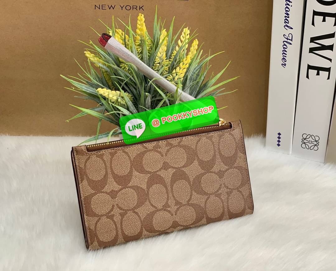 COACH TECH WALLET IN COLORBLOCK SIGNATURE ((C2874)) ✔️กระเป๋าเงินใบยาว หนังแท้ พร้อมสายคล้องมือในตัวค่ะ ✔️เปิดปิดด้านหน้าแบบฝากระดุม ภายในมีช่องใส่ธนบัตร2ช่อง ;สามารถใส่มือถือ iphone 10 xs max ได้เลยค่ะ ✔️มีช่องเสียบธนบัตร7ช่อง;พร้อมช