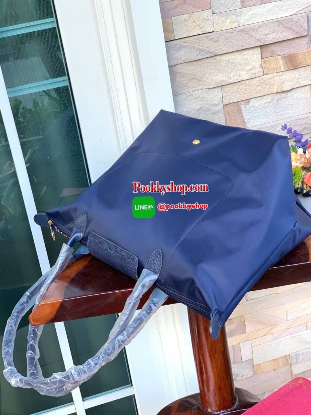 Longchamp Made In France Le Pliage Eiffel Tower Limited Edition Tote Bag สุดลิมิเตทกับlongchamp ที่ ออกมาเฉพาะซีซั่น พิมพ์ลายหอไอเฟล สามาถพับเก็บได้ ตรงตามชื่อทรง (คำว่า Le Pliage เป็นภาษาฝรั่งเศส แปลว่าการพับ) ส่วนฝาปิดและหูจับเป็นหนังที่ทำให้กระเป๋าดูไม