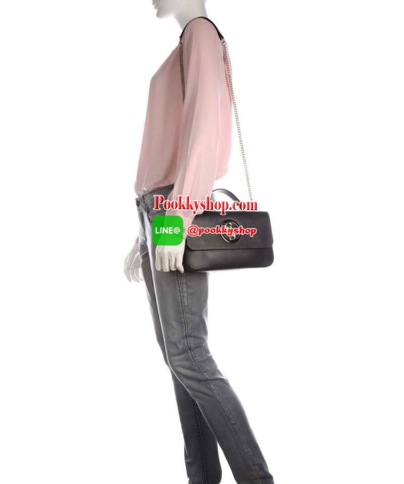 Guess Open Road Crossbody bag กระเป๋าสะพายข้างรุ่นใหม่ชนช้อปจากGuess สะพายได้ทั้งสายคู่และสายเดี่ยวในสไตล์ครอสบอดีร์ก็ได้ สายสะพายโซ่ต่อหนังไม่เจ็บบ่า วัสดุหนังsynthetic เปิดปิดด้วยกระดุมแม่เหล็ก2ตำแหน่ง ภายในใช้งานหลัก ช่องมือถือ และช่องซิป ใส่มินิไอแพค/