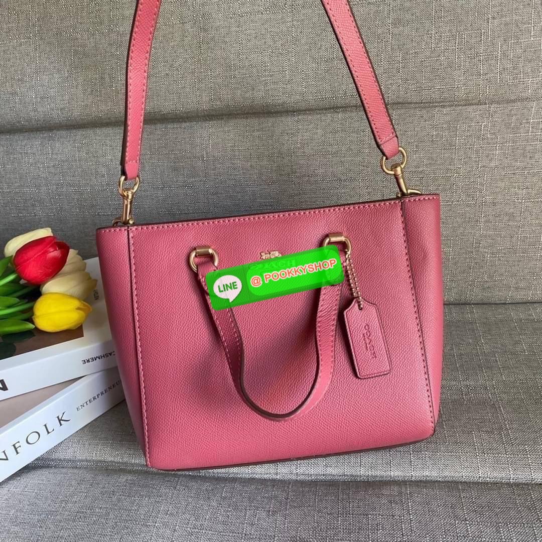 Coach Alice Satchel In Signature Canvas ( coach ca224) กระเป๋าสะพายข้าง ดีไซต์จากแบรนด์เรียบหรู สะพายได้ทุกโอกาส วัสดุหนังแท้ หูจับและสายหนังแท้ เปิดปิดด้วยซิป ภายในกระเป๋าช่องโล่ง ใส่ของได้เยอะ มีช่องเล็ก 1 ช่อง ซับในผ้า มีฐานรอง สายถอดได้ สามารถสะพายไหล