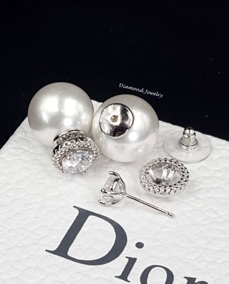 Best Seller!!!!! Christian Dior Earring Style ต่างหูมุกงานจิว งานอย่างดีค่ะ รับรองสวยมากงานคุณภาพสุดๆ เรียบหรูดูดีมากๆ มุกสวย เป็นมุกสีขาวทำจากเปลือกหอยนะคะ รับประกันความสวย รับประกันความพอใจเลยค่ะ ตัวเสียบแน่นไม่หลุดง่ายค่ะ