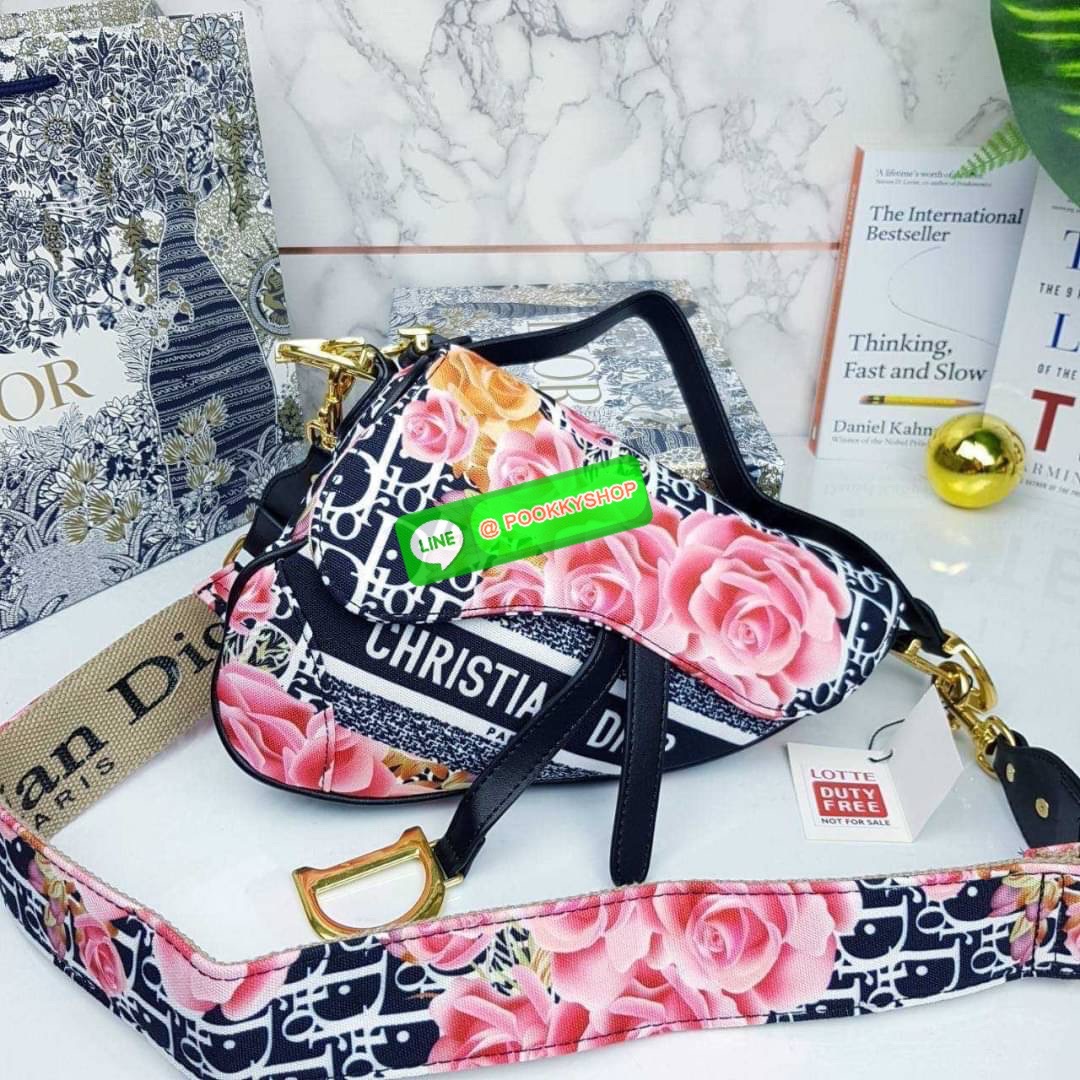 CHRISTIAN DIOR BAG VIP GIFT WITH PURCHASE (GWP) จาก CHRISTIAN DIOR DUTY FREE COUNTER (D4352) กระเป๋าสะพายดีไซน์เก๋ ลุคหรูหรา หรือลุคในวันสบายๆก็เอาอยู่ แมทได้ทุกลุคจริงๆ ดาราเซเล็ปทางฝั่งฮอลลิวู้ดเลิฟกันมากนะไอเทมนี้ จะถือเก๋ๆก็รอด หรือสะพายครอสบอดี้ก็เริ