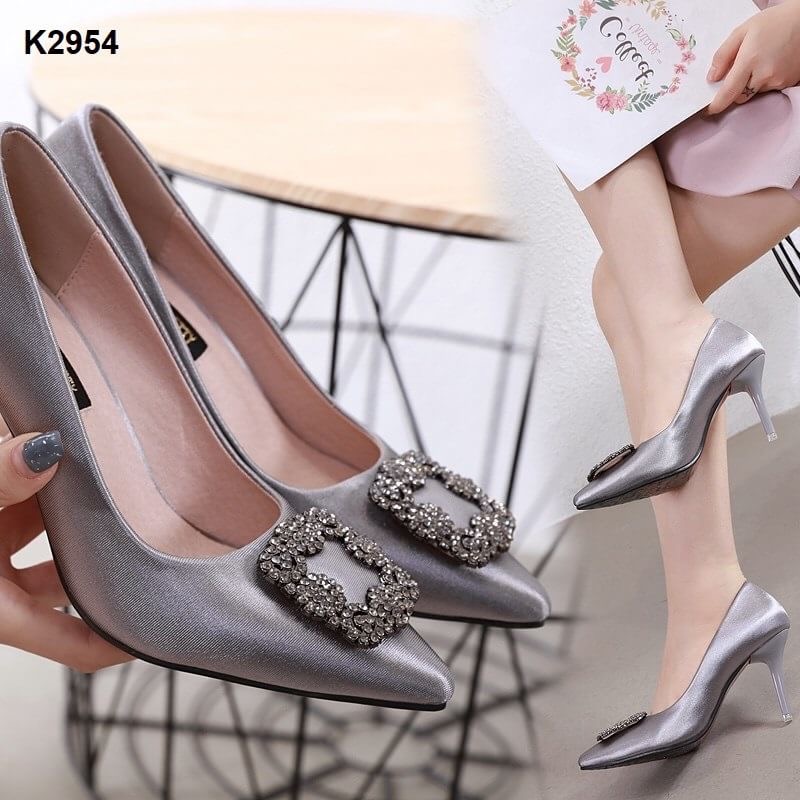 สินค้าพร้อมส่ง มาใหม่จ้าาา รองเท้าคัชชูงานผ้าซาติน สวยหรูเลยจ้าาา ทรงขายดี งานสวยเป๊ะทุกอณู คัชชูทรงหัวแหลมติดอะไหล่ ส้นเข็มสูง 3.5 นิ้ว ใส่ทำงาน ใส่ออกงานได้หมดจ้าา