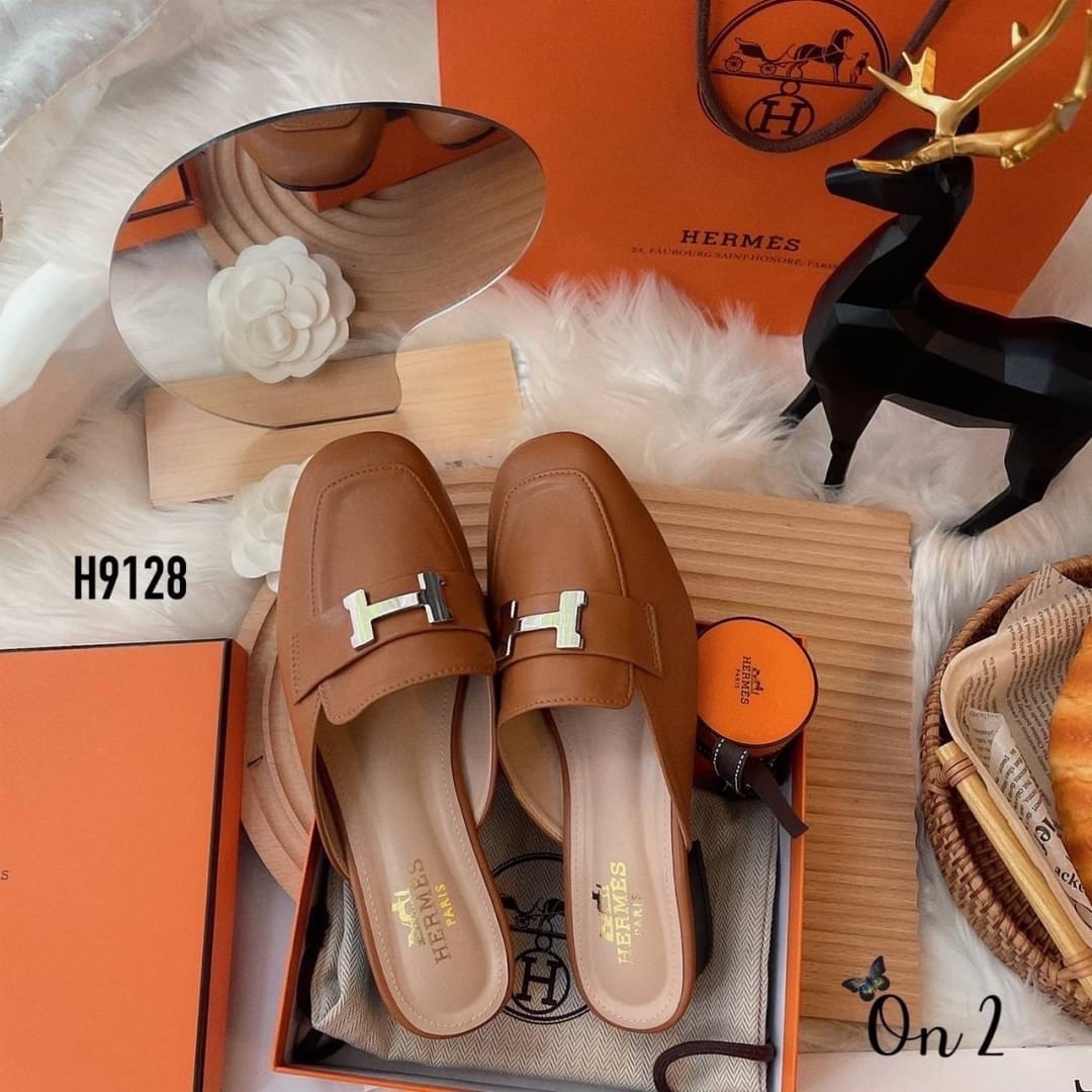 HERMES รองเท้าทรง slipper หน้าH สีเงินสวยหรู ทรงสวยอัพลุคให้ดูแพง ดูดี เสริมส้นเล็กน้อยสูง4cm.หนังนิ่มใส่สบายไม่กัดไม่บีบเท้าค่ะ