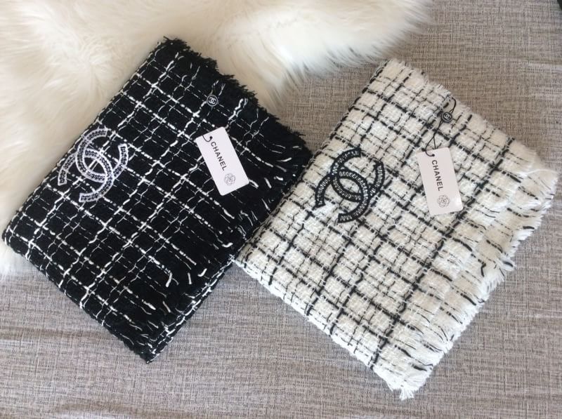 ราคานี้หาซื้อที่ไหนไม่ได้แล้ว พลาดแล้วจะเสียใจพูดเลยยคร้าา!! ของถูกและดีมีที่ร้านนี้จริงๆค่ะ Brand: CHANEL New ARRIVAL ผ้าคลุมไหล่ ผ้าพันคอ CHANEL คอเลคชั่นใหม่ปี 2018 ผ้า wool เนื้อดี เนื้อหนา นุ่ม ทอลาย ปักรูปสัญลักษณ์แบรนด์ ลายคมชัดค่ะ หนาวนี้ห้ามพลาดน
