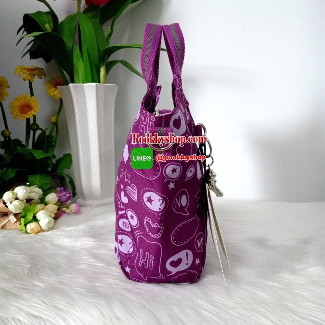 KILING NORI Handbag & Shoulder bag กระเป๋าถือหรือสะพายขนาดกลาง ทำจากวัสดุ ผ้า Nylonเคลือบ+Polyester น้ำหนักเบา จุดเด่นที่ช่องหลักมีขนาดใหญ่ พร้อมช่องซิปแยกย่อย สามารถใส่สัมภาระได้เยอะ มาพร้อมสายสะพายยาว สามารถปรับระดับได้ตามความต้องการ มีพวงกุญแจลิงห้อยตา