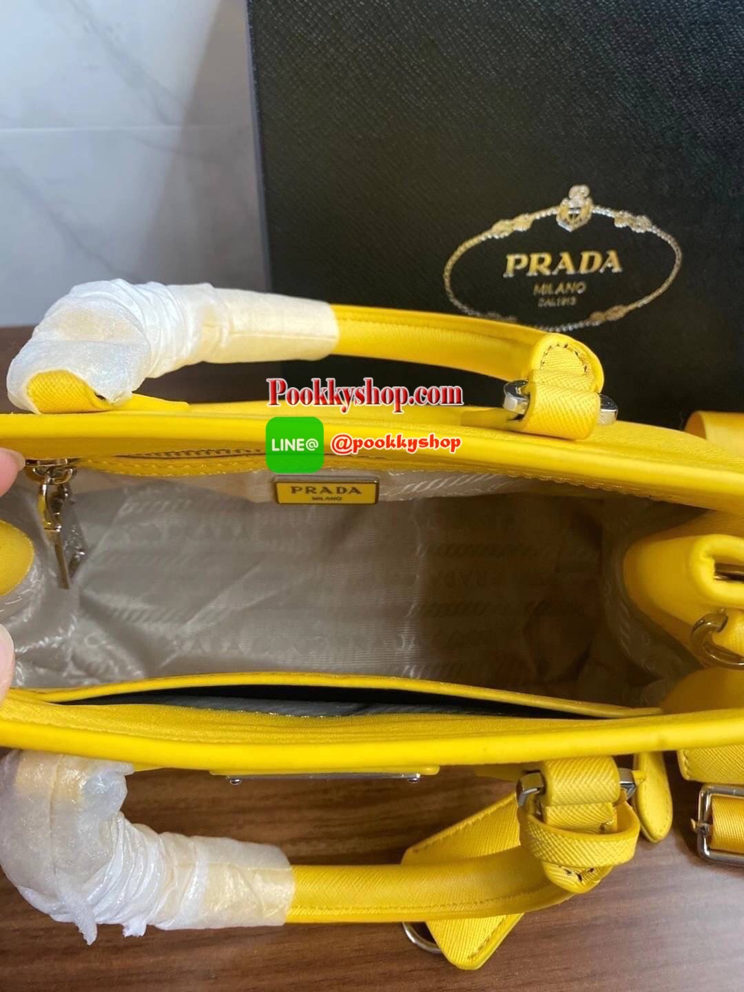 Prada กระเป๋าถือหรือสะพายอเนกประสงค์ วัสดุหนังสวยอยู่ทรงขนาดกำลังดีน้ำหนักเบา ดีไซน์สวยเก๋ที่หูหิ้วกระเป๋า โลโก้แบรนด์อะไหล่หรู หูจับแข็งแรงพับลงได้สะดวกใช้หัวซิปแบรนด์ ภายในมีโลโก้ ช่องซิป ช่องใส่มือถือ สามารถใส่กระเป๋าสตางค์ใบยาว ipad mini ของใช้จุกจิกไ