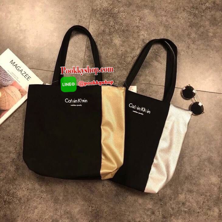 Calvin Klein Jeans Original Tote Bag กระเป๋าสะพายทรง Tote รุ่นแนะนำจาก Calvin Klein Jeans วัสดุ Canvas สีดำตัดด้วยหนังสังเคราะห์ด้านข้างดูมีดีเทล ด้านหน้ามีโลโก้ น้ำหนักเบา ใบใหญ่กำลังดี เปิดปิดด้วยซิปสะดวกใช้ หัวซิปแบรนด์ ภายในมีโลโก้และช่องซิป สามารถใส่