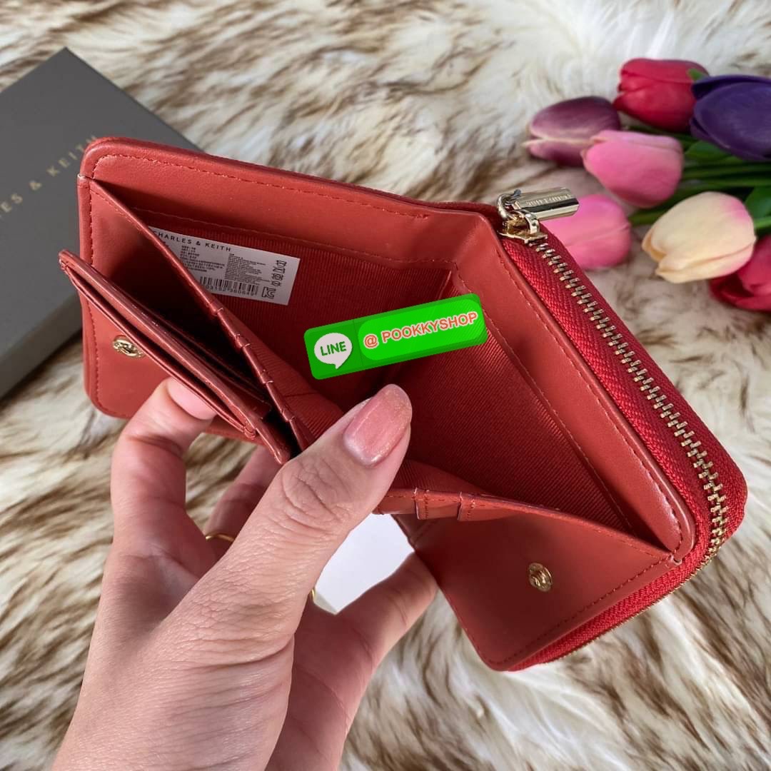 CHARLES & KEITH COMPACT WALLET กระเป๋าตังใบสั้นฟังก์ชันครบ!! ด้านหน้ามีโลโก้แบรนด์ มีช่องซิปใส่เหรียญ เปิดปิดแบบกระดุม ด้านในมีช่องใส่การ์ด 16 ช่อง มีช่องใส่ธนบัตรตามยาว ไม่ต้องพับแบงค์ค่า คุ้มมากๆเลยใบนี้
