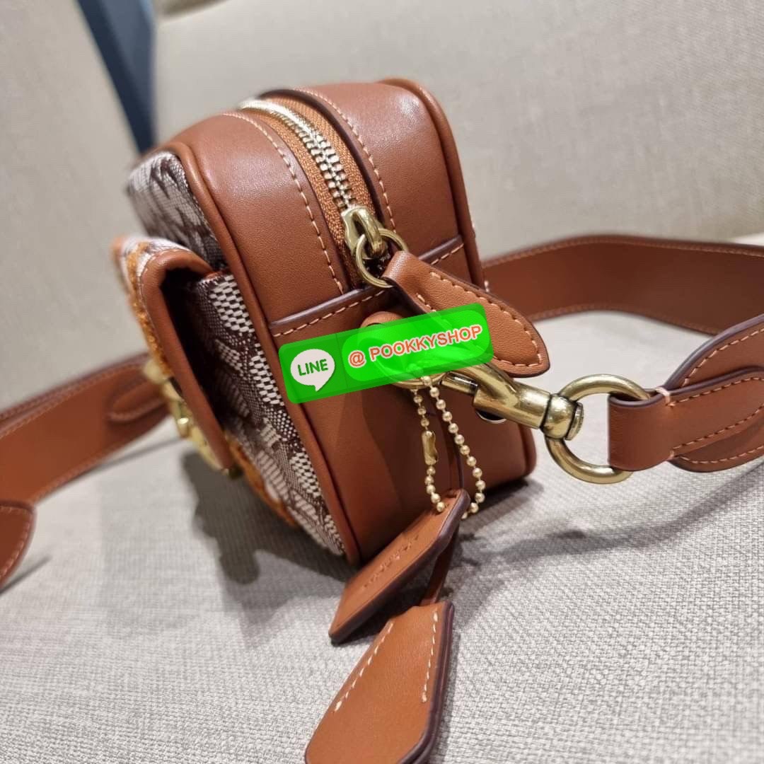 COACH C7764 STUDIO CAMERA BAG 19 IN SIGNATURE TEXTILE JACQUARD WITH CREATURES น้องเล็กใหม่สุดอีกหนึ่ง!! ขนาดเล็กกะทัดรัด มาแบบเลิศๆหรูๆมากแม่ พร้อมเทกเจอร์สุดคิ้วท์!! กระเป๋าสะพายข้างลุคไฮน์ ที่ดีไซน์ออกมาได้ปัง และดูแพงมากๆ ด้วยดีเทลคลาสสิคผสานความเป็นเอ