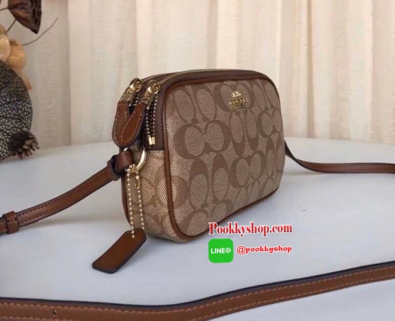 กระเป๋าสะพาย COACH เปิด - ปิดกระเป๋าด้วยซิป มีช่องใส่ของ 2 ช่องใหญ่ ด้านในมีช่องใส่ของ 1 ช่อง