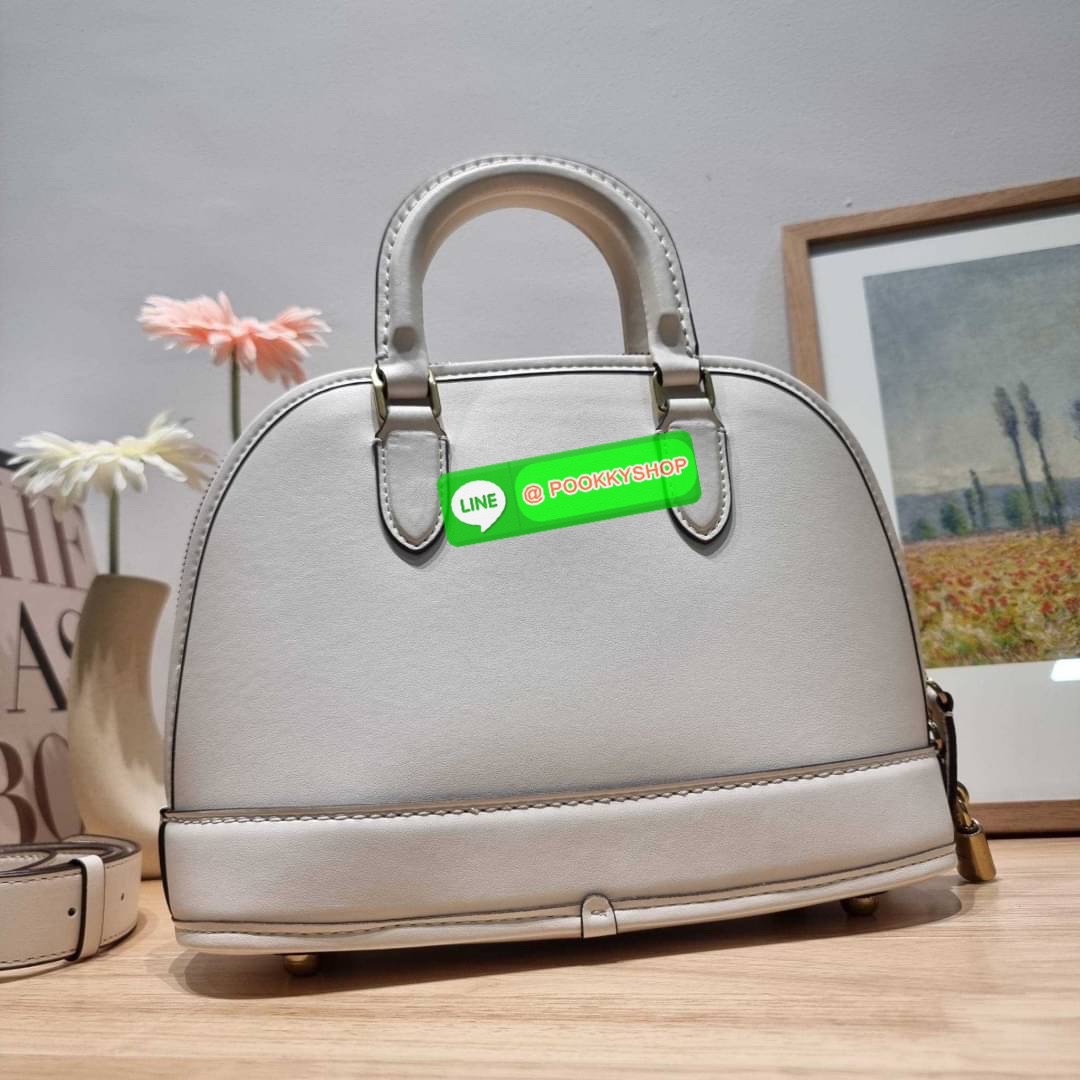 COACH CC411 REVEL BAG ใหม่ล่าสุด พร้อมสวยก่อนใคร กับกระเป๋าทรงโดมรุ่นใหม่ ที่สาวๆอดใจไม่ไหวแน่นอน สวยครบเครื่อง เกินต้านที่สุด รูปทรงคลาสสิค วัสดุหนังแท้เต็มใบ มือจับในตัว เลิศๆกับกุญแจที่ล็อคกันขโมยได้ เปิด-ปิดด้วยซิป ภายในโล่งกว้าง มีสายสะพายครอสบอดี้มา