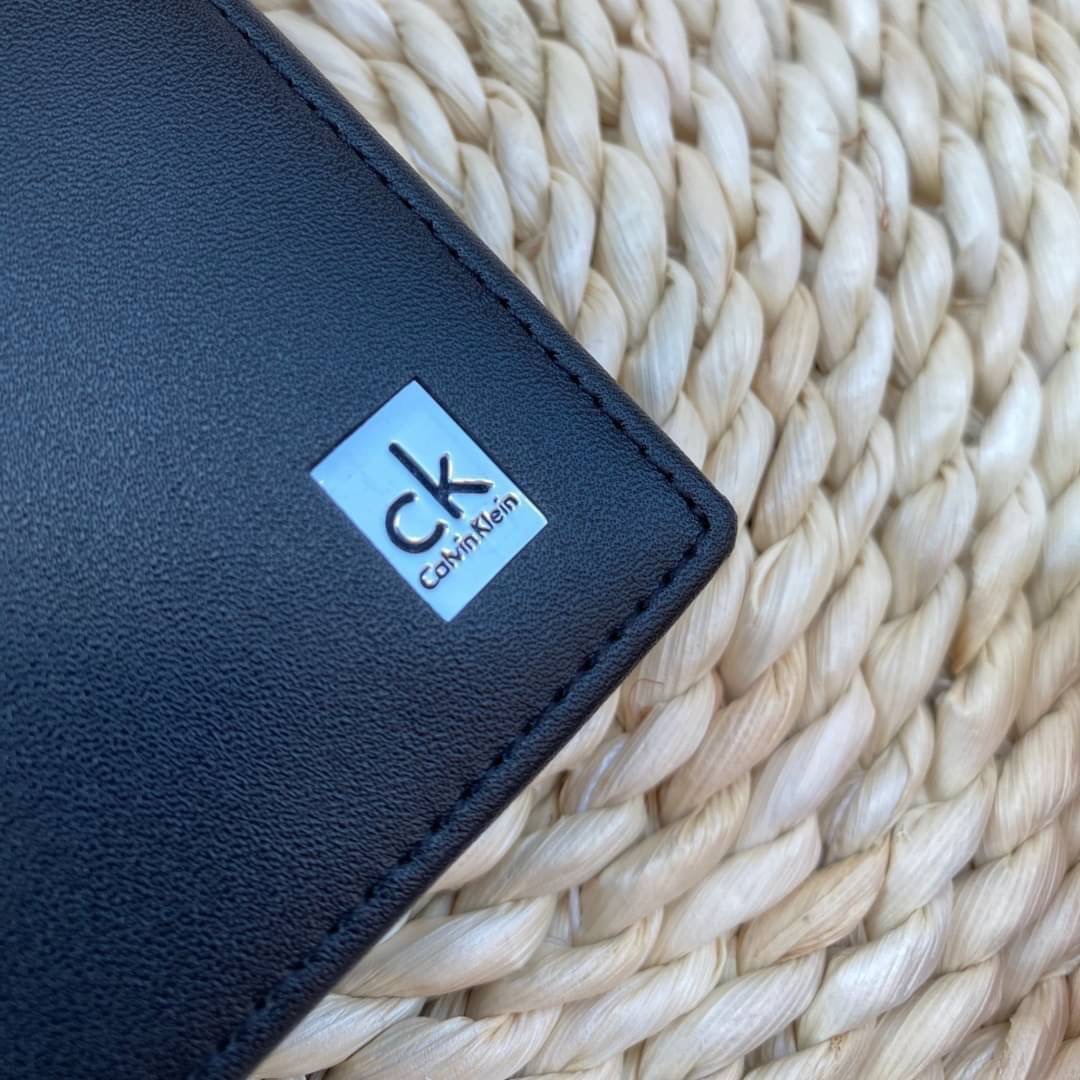 Calvin Klein Leather Belt & Wallet Set Setกระเป๋าสตางค์+เข็มขัด กระเป๋าสตางค์ด้านหน้าปั๊มชื่อแบรนด์ มีช่องใส่บัตร ช่องใส่ธนบัตร 2 ช่อง และช่องเก็บเหรียญ เข็มขัดหนังแท้ปั๊มแบรนด์ สามารถสลับใช้ได้ทั้ง 2 ด้าน เข็มขัดปรับระดับได้ 5 ระดับ มาพร้อมที่เจาะรูจ้า