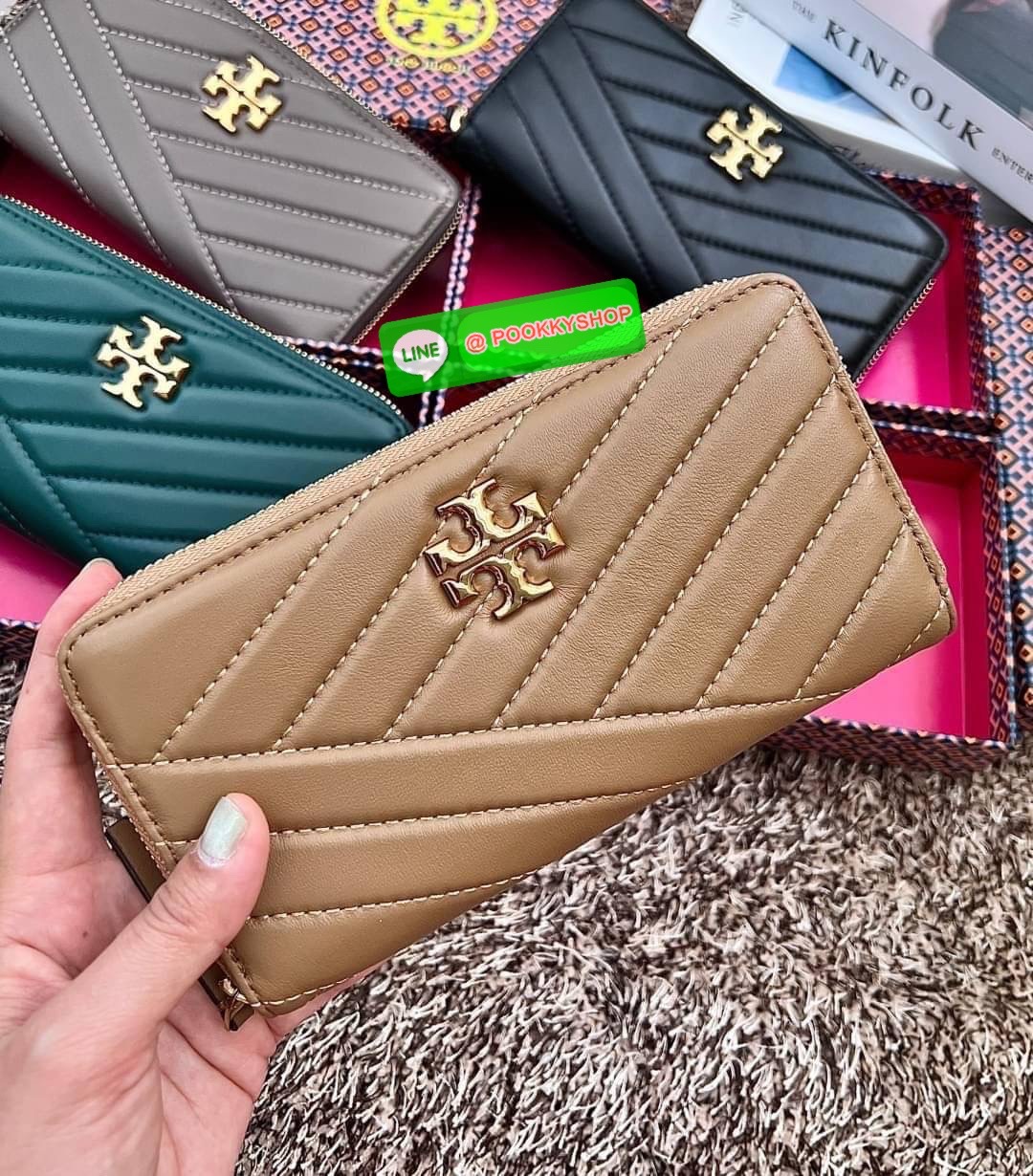 TORY BURCH KIRA CHEVRON ZIP CONTINENTAL WALLET 🌟พร้อมส่ง รุ่นที่สาวๆต้องมีติดมือสักใบค่ะ ✔️กระเป๋าสตางค์ใบยาว หนังแกะนิ่มมือ ยืดหยุ่นดีมากๆค่ะ ✔️อะไหล่ทองสีสวยมากๆ ภายในมีช่องใส่ธนบัตร2ช่องกว้าง มีช่องเสียบบัตรได้ถึง8ช่อง พร้อมช่องซิ