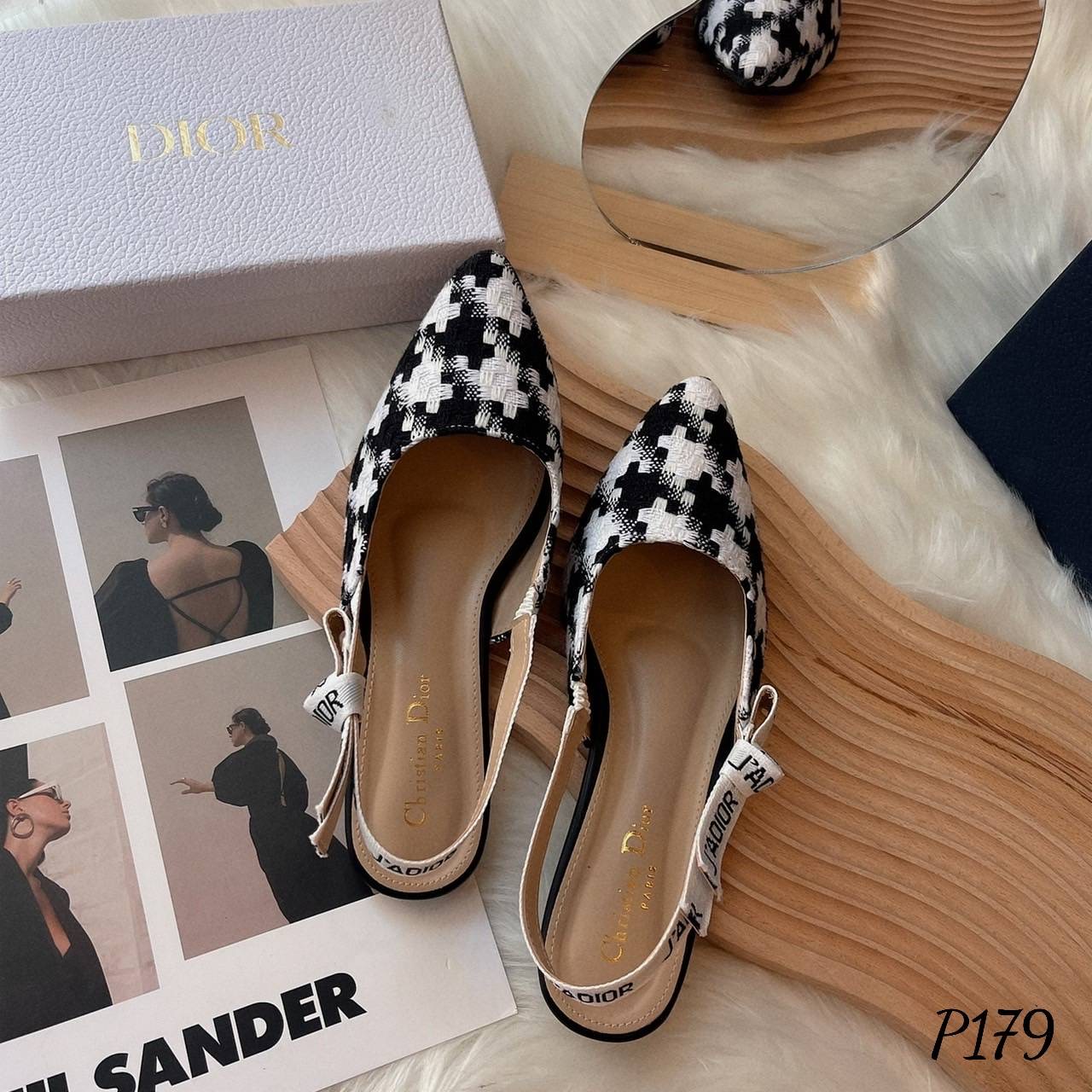 พร้อมส่ง มาใหม่ค่ะ รองเท้าคัทชูทรงหัวแหลม D ior ผ้าทอลาย ชิโนริ ลายใหม่ล่าสุด ตัวสายด้านหลัง เป็นรัดส้นตัดต่อยางยืด ทำให้สวมใส่ง่าย ไม่ขาด แข็งแรง ทรงสวยเก็บหน้าได้ดี ผ้านิ่มซับหนังนิ่มด้านในอีกชั้น คือน่ารักมาก ไม่ไหว เกินต้านสุดๆเลยค๊า