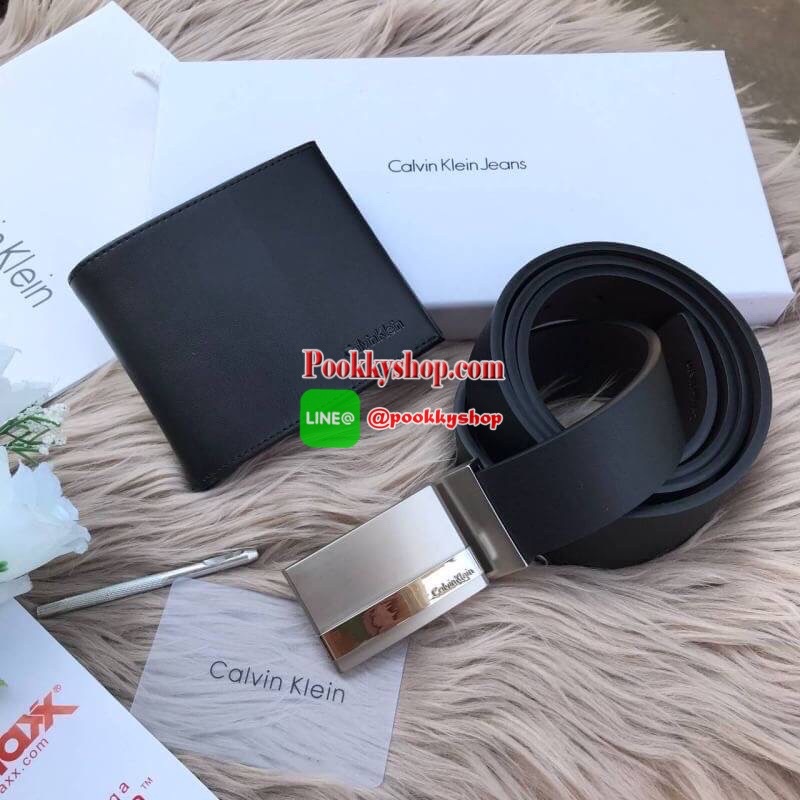 Calvin Klein Leather Belt & Wallet Set Setกระเป๋าสตางค์+เข็มขัด กระเป๋าสตางค์ด้านหน้าตกแต่งด้วยโลหะโลโก้แบรนด์ มีช่องใส่บัตร ช่องใส่ธนบัตร 2 ช่อง เข็มขัดหนังแท้ปั๊มแบรนด์ สามารถสลับใช้ได้ทั้ง 2 ด้าน เข็มขัดปรับระดับได้ 5 ระดับ มาพร้อมที่เจาะรูจ้า