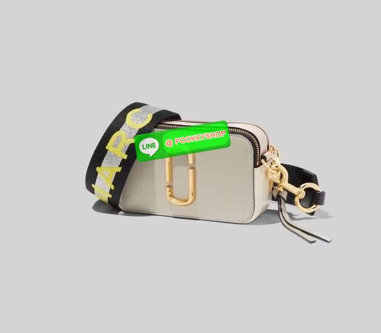 March Jacop Snapshot MJ Cross Body Bag กระเป๋าสะพายข้าง วัสดุหนัง Saffiano ด้านหน้าประดับด้วยโลโก้ J อันเป็นสัญลักษณ์ของแบรนด์ อะไหล่ทองหรูหรา มาพร้อมสายสะพายโลโก้แบบปรับได้ แบ่งเป็น2ช่องซิป ใบนี้คือเรียบหรูแต่ดูดีมาก ไม่ควรพลาดเลยค่า