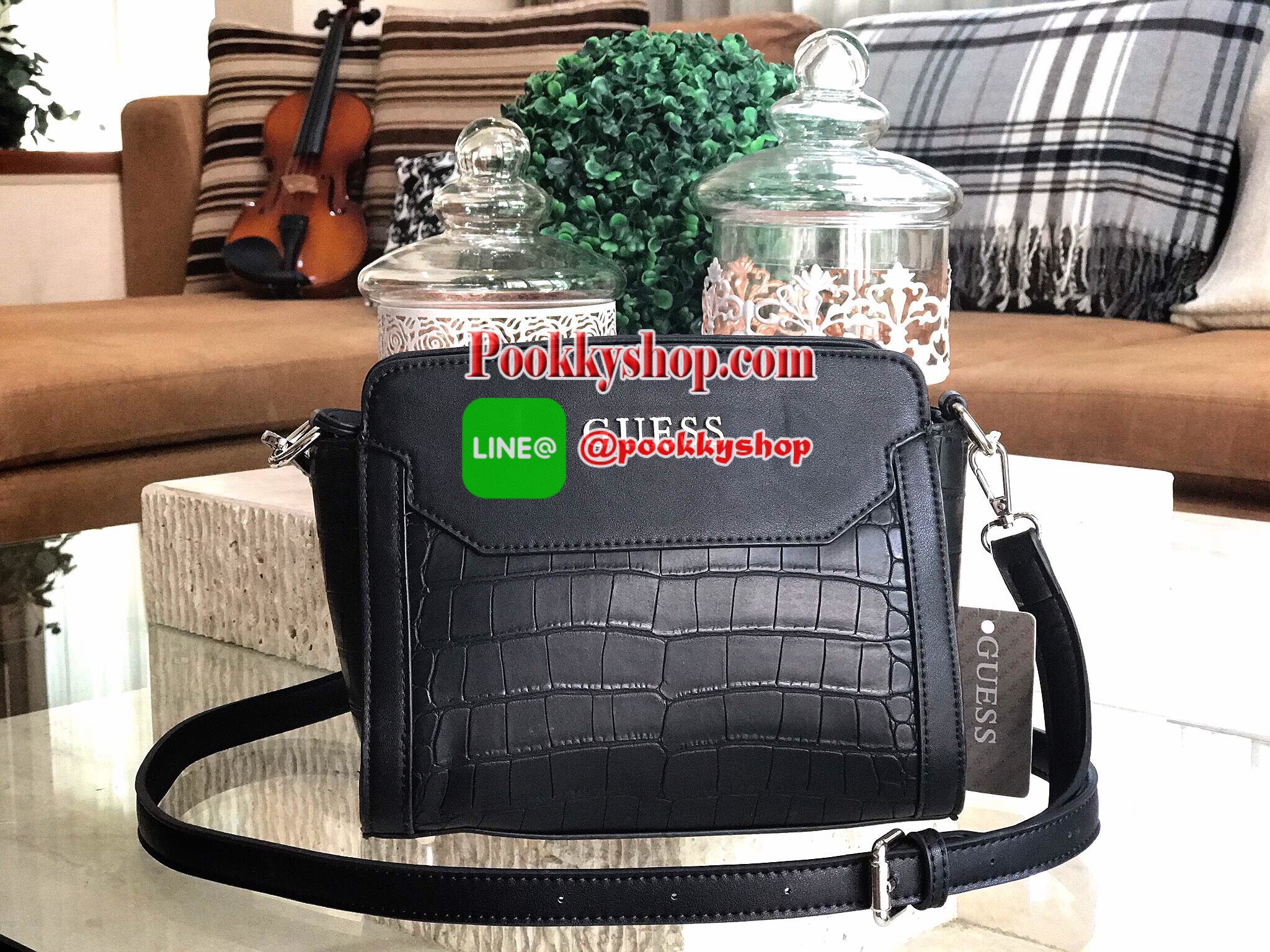 Don't Miss! GUESS CROC SHOULDER BAG 2017 กระเป๋าสะพายรุ่นใหม่ล่าสุดจาก GUESS มาในทรงสุดฮิตขนาดกำลังดีหนังลาย Croc สวยหรูอยู่ทรงแข็ง ด้านหน้าประดับโลโก้แบรนด์โดดเด่น เปิดปิดด้วยซิปสะดวกใช้ ภายในมีโลโก้และช่องใส่มือถือ ซับในพิมพ์โลโก้แบร์นสวยดูดี มาพร้