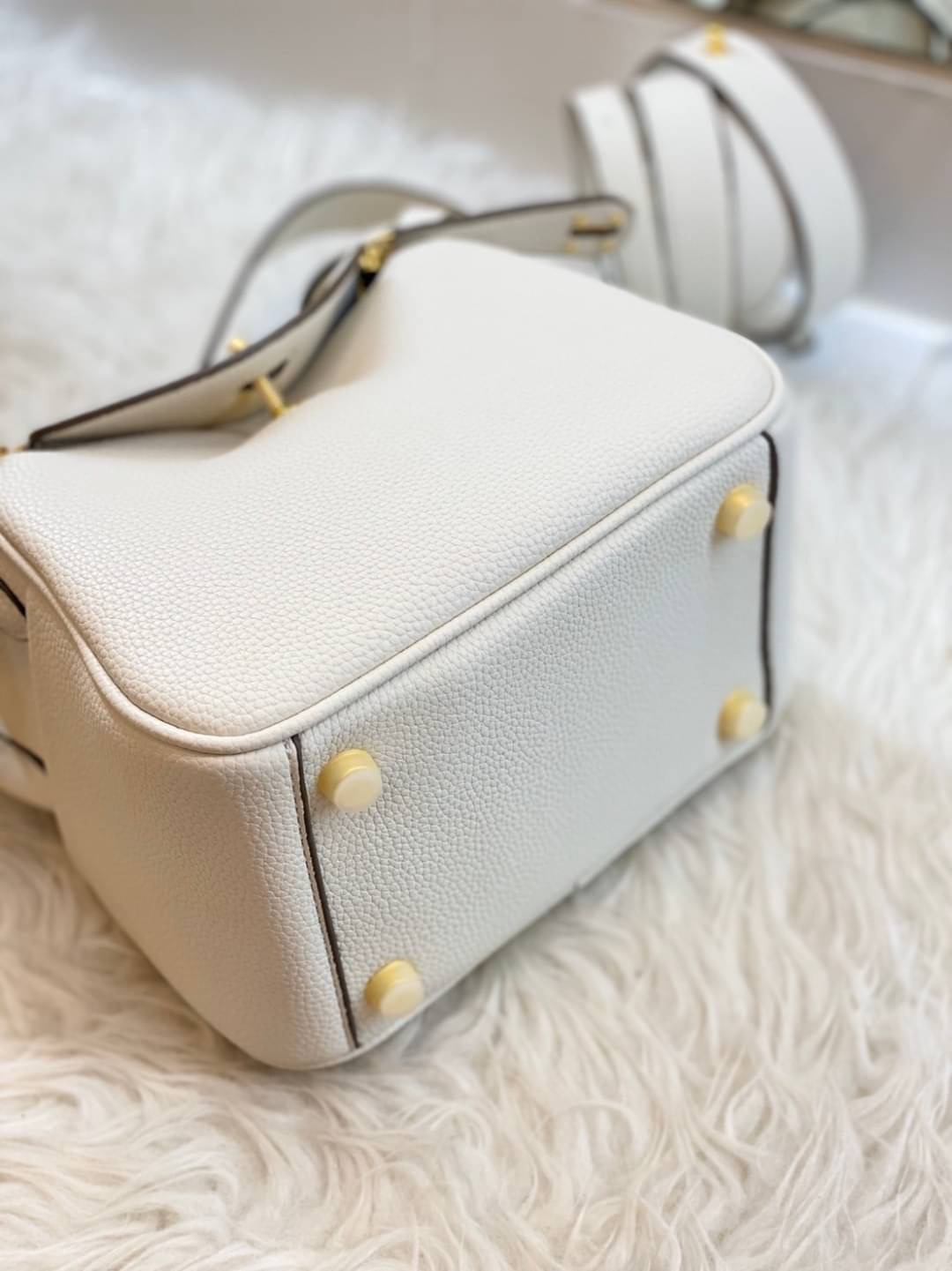 กลับมาเเล้วค่า Lindy 20cm หนัง PU premium ที่ลูกค้าถามกันมาเยอะมากกก รอบนี้หนังสวยมากๆๆ สายสะพายแบบเรียบหรู มีห่วงรัดสายสองข้าง มี 2 สายนะคะ มีซิลิโคนปิดลูกบิดกันรอย งานเนี้ยบสุด ยิ่งใช้ยิ่งนิ่มมม กระเป๋าทรงสวยนุ่ม Flexible มากๆ จุของได้ทุกสิ่ง จะใช้ไปทำง