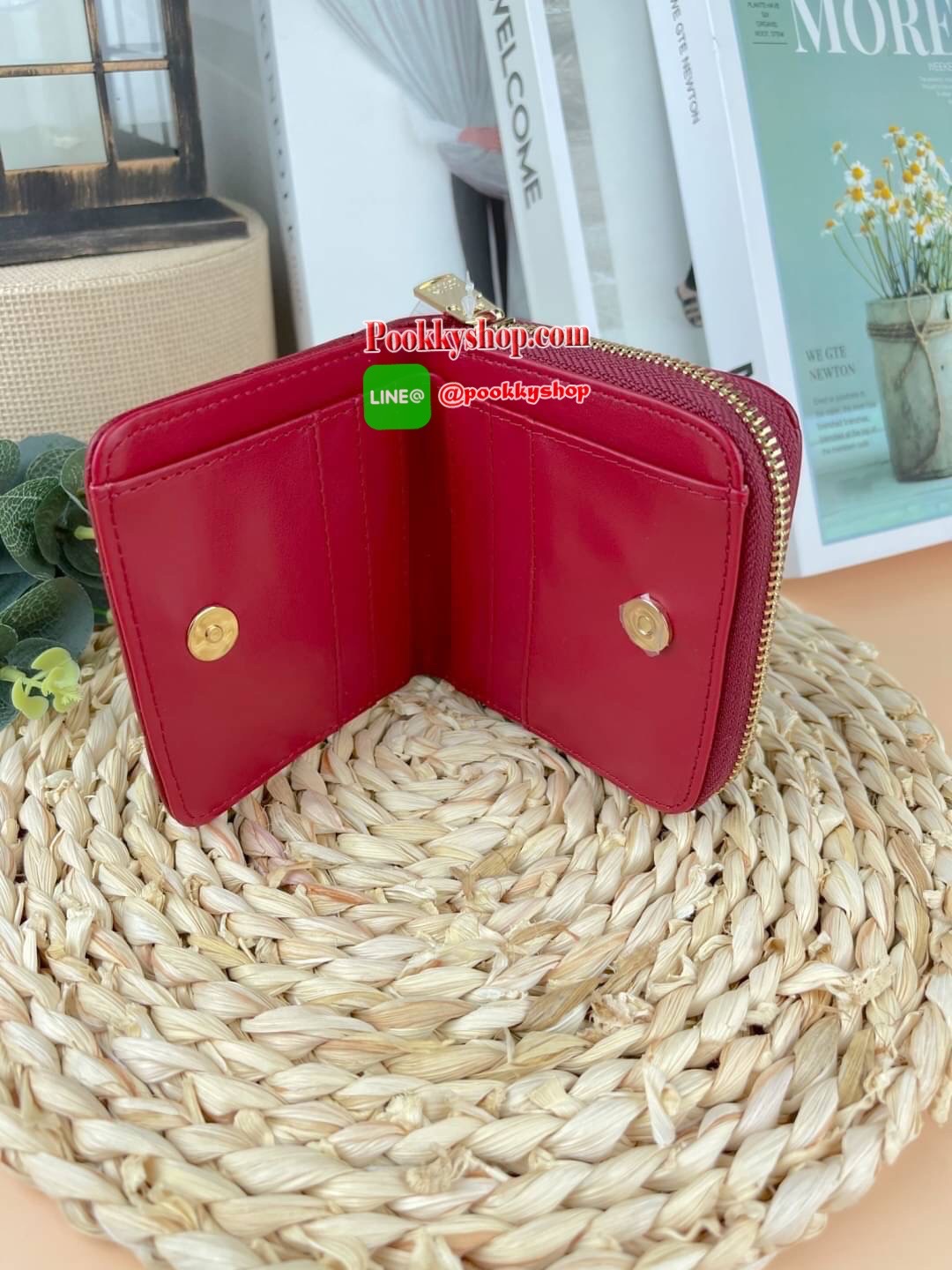 Lyn Decade Wallet กระเป๋าเงินใบสั้น รุ่นนี้สวยน่ารักมากๆ จับถนัดมือ มีฟังก์ชันให้ใช้ครบจบในใบเดียว! วัสดุหนังนุ่มมือ เดินด้ายทั้งใบเพิ่มดีเทล มีโลโก้สวยเด่นที่ด้านหน้า เปิดปิดแบบกระดุมแม่เหล็ก มีช่องใส่ธนบัตรได้ตามยาว ใส่แบงค์ไม่ต้องพับค่า ช่องการ์ด 6 ช่อ