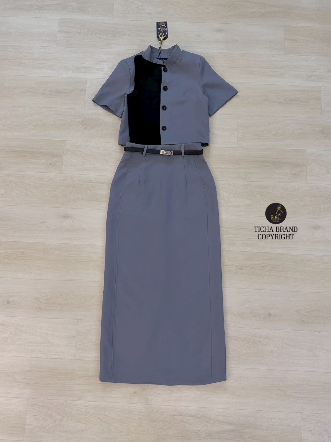 ชุดเซทแฟชั่น Set 4 ชิ้น เสื้อ+เสื้อครอป+กระโปรง+เข็มขัดเสื้อแขนสั้นสีเทา