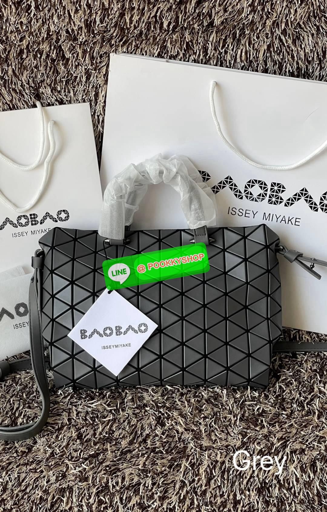 *Small BAO BAO ISSEY MIYAKE TONNEAU เป็น ซีรีย์ที่มีเอกลักษณ์เฉพาะตัว ด้วยแผ่นสามเหลี่ยมที่มีสัญลักษณ์เท่ากันทุกด้าน และยังผสมผสานงานดีไซน์ อันสง่างามเท่ากับฟังก์ชั่น การใช้งานสุดพิเศษ โดยมีจุดเด่นที่ซิปด้านบน สำหรับเปิดปิดและมีสายสะพายไหล่ ที่สามารถถอดออ