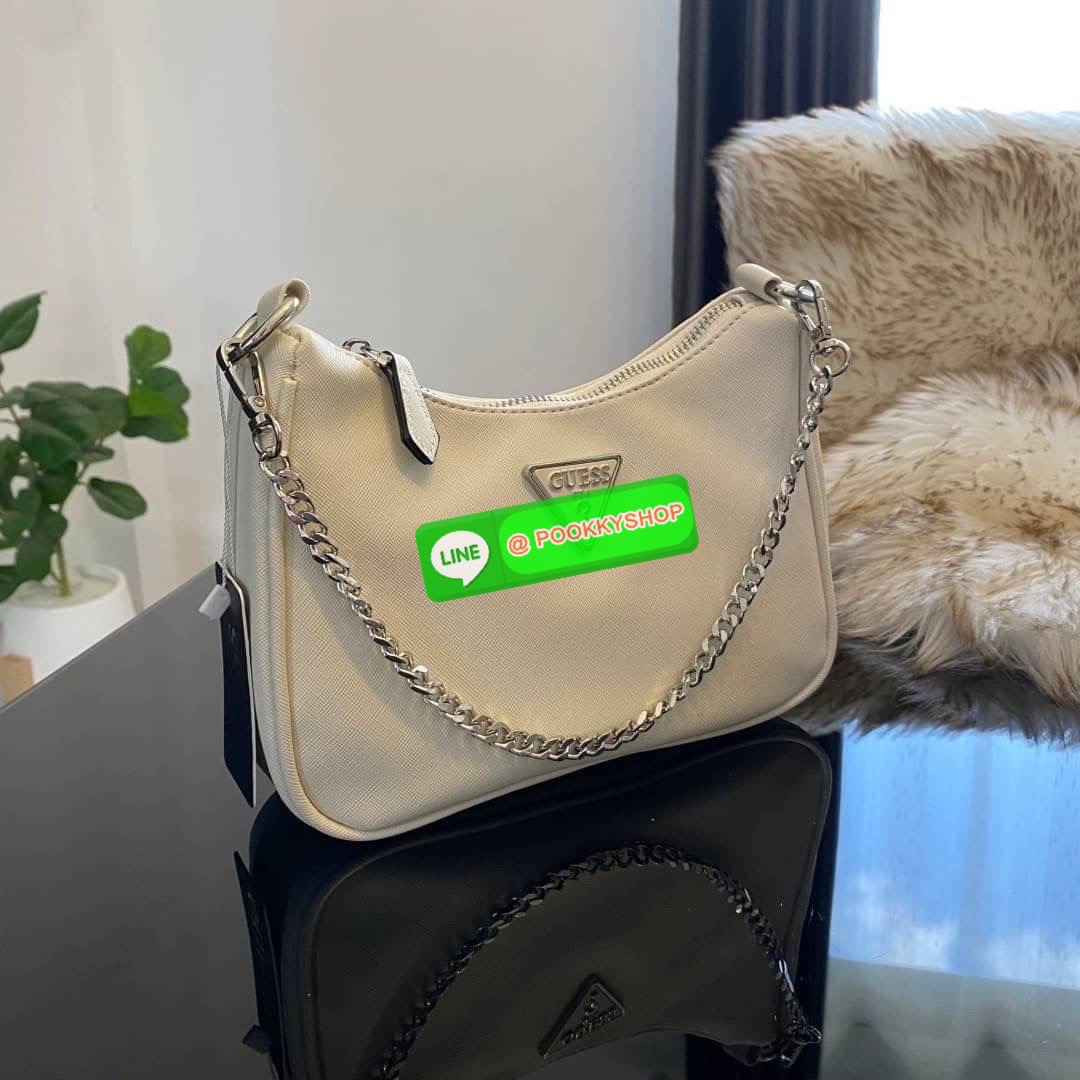 รุ่นใหม่ล่าสุด GUESS SHOULDER BAG ซื้อ1ได้ถึง2ไอเท็ม กระเป๋าพอชรูปทรงสวย เปิด-ปิดด้วยซิปด้านในโล่งกว้างมีช่องซิปใส่ของจุกจิก เพิ่มความน่ารักด้วย กระเป๋าใส่เหรียญใบเล็กทรงกลม เฝสามารถถอดใช้แยกได้ มาพร้อมสายโซ่สะพายไหล่ และสายสะพายยาวสามารถปรับระดับได้ฟรีไซ
