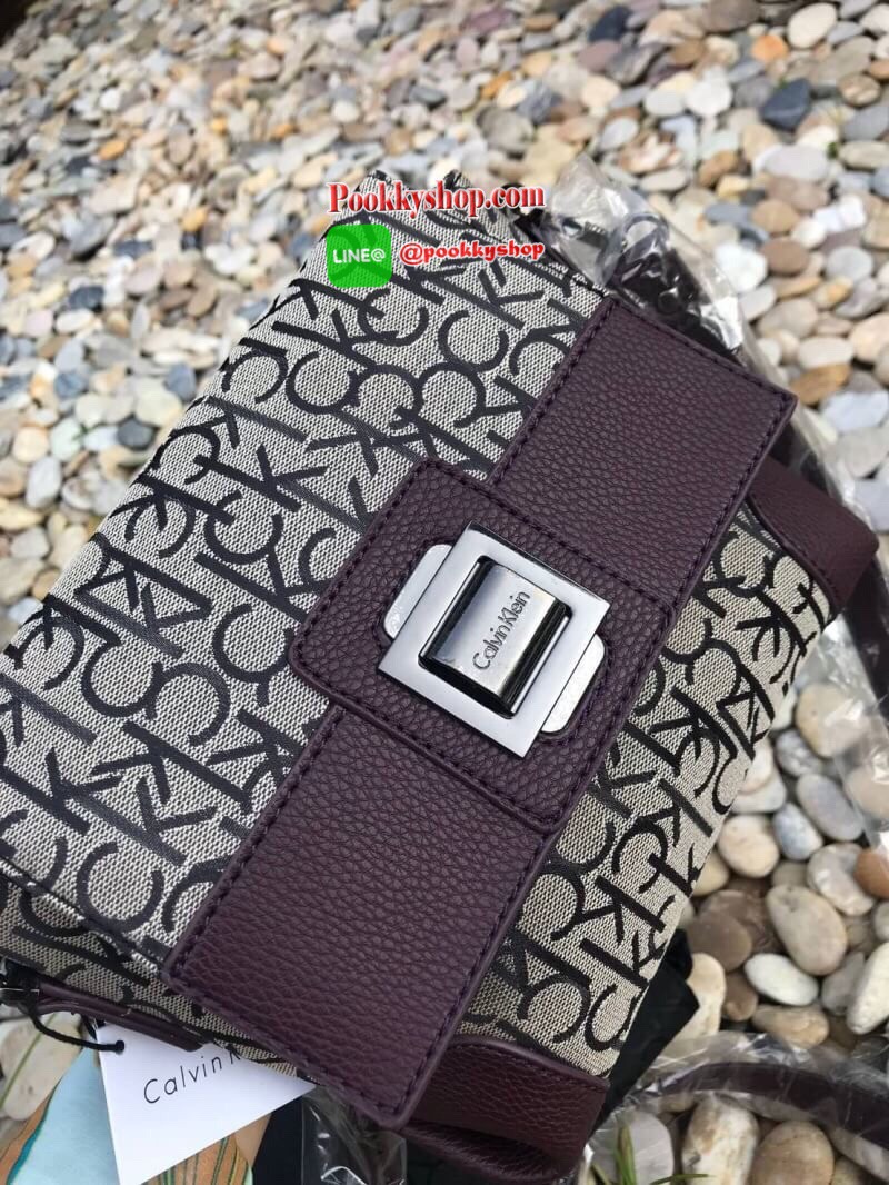 Calvin Klein Crossbody Bag กระเป๋าถือทรงโดมหรือจะสะพายข้างเป็นทรงCrossbodyก็ได้ วัสดุ Polyester+Canvas มีsignature ทั้งด้านในและด้านนอก ขอบบุหนังเพื่อการใช้งานที่ดี เปิดปิดด้วยกระดุมแม่เหล็ก ภายในกว้าง ใส่มินิไอแพคกระเป๋าสตางค์ทรงยาวได้ มีช่องซิปและช่องเล