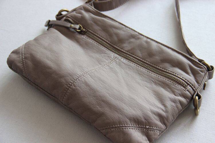 กระเป๋าหนัง กระเป๋าสะพายข้าง แบรนด์ หรู Dorothy Perkin สีเทา หนังนุ่มหรู สายปรับระดับได้คะ Size:กว้าง26 cm/สูง 18cm/หนา 3cm