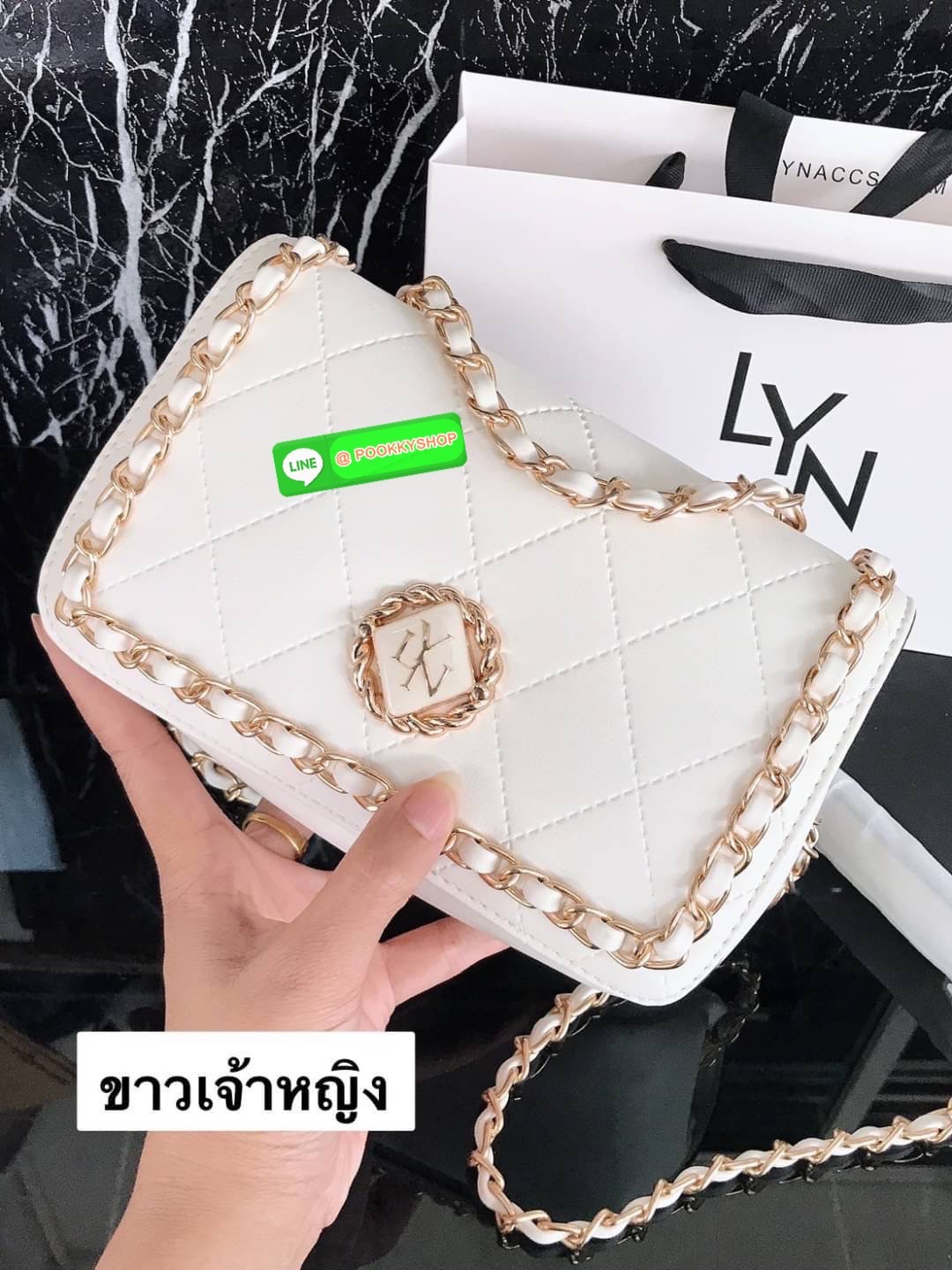 Lyn งานแท้💯 outlet ถูกกว่าช้อปจ้าสะพายข้าง คอลเล็คชั่นใหม่ ฝาพับหน้าโซ่สวยหรูดูแพง งานขนาดกำลังพอดี สายสะพายครึ่งโซ่ สามารถสะพายแบบสั้นสายคู่ได้ รึสะพายยาวสายเดียวได้ ด้านใน1ช่องโล่ง และมีช่องซิปลับ ด้านในป้ายเเทคLyn สีทอง ถือวันชิลๆน่ารักนร้า