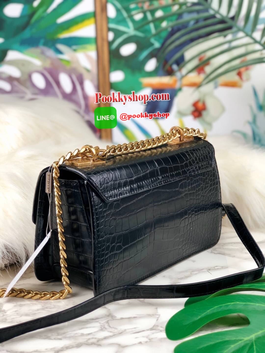 กระเป๋าสะพาย/ถือลายจระเข้รุ่น CHARLES & KEITH CROC-EFFECT CHAIN STRAP CROSSBODY BAG ด้านหน้าปั๊มแบรนด์ เปิดปิดแบบเปิดล็อก ด้านในแบ่งออกเป็น 2 ช่องใหญ่ มีช่องซิปตรงกลาง ช่องการ์ด 4 ช่อง ด้านในสามารถใส่กระเป๋าเงินใบกลางได้ /iPhone plus สายสะพายเป็นสายโซ่ครึ