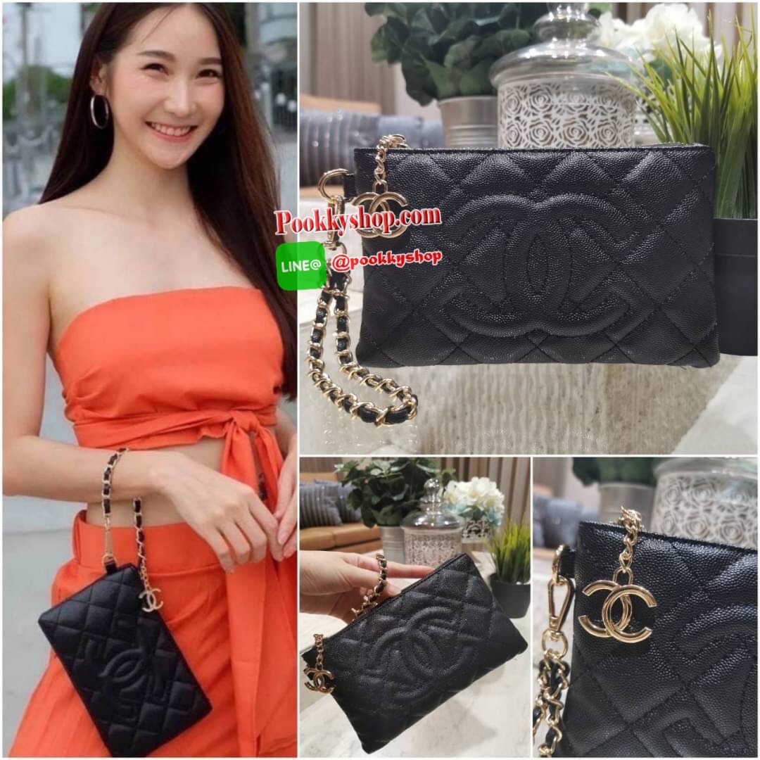 Don't Miss! Chanel Clutch Bag Gift With Purchase (GWP) กระเป๋าคล้องเเขนรุ่นใหม่พรีเมี่ยมกิ้ฟจาก Chanel Counter วัสดุหนังคาเวียร์สวยหรูเปิดปิดด้วยซิปสะดวกใช้ ห้อยอะไหล่โลโก้แบรนด์สีทองเพิ่มดีเทลเก๋ ภายในมีโลโก้ สามารถใส่กระเป๋าสตางค์ มือถือ iphone บัต