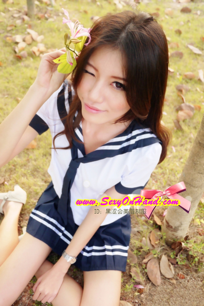 ชุดแฟนซี ชุดคอสเพลย์ ชุดนักเรียนญี่ปุ่น คอปกทหารเรือสีน้ำเงิน แต่งขลิบขาว กระโปรงน้ำเงินกรมท่าอัดจีบรอบ แต่งแถบริบบิ้นขาว พร้อมเน็คไท เข้าชุด