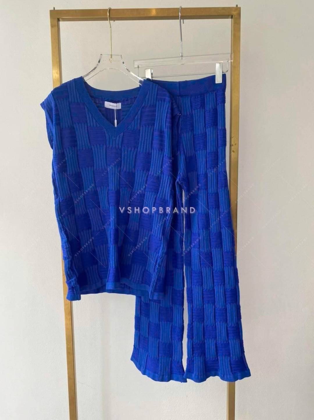 Set เสื้อแขนกุดผ้าไหมพรมถักลาย bot.ttega เข้าเซทกับกางเกงยาวทรงเข้ารูปขาบาน ช่วงเอวสม็อค รุ่นนี้ผ้านุ่มใส่สบายแนะนำเลยค่ะ