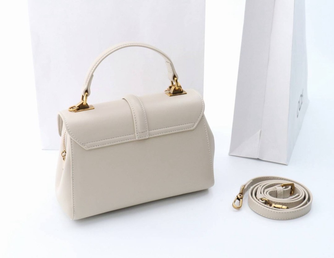 celine งาน nologo งานเกรดพรีเมี่ยม หนังดีมาก มีแถมกระเป๋าลูกใบเล็ก ขนาดกำลังพอเหมาะ แมทได้กับทุกลุค ทั้งถือและสะพาย