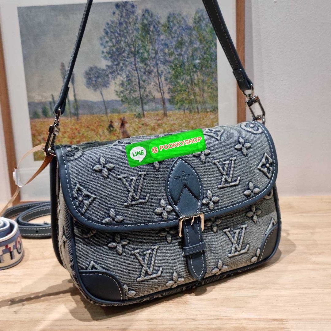 LV diane monogram washed denim bag 🔆 Details ใหม่ล่าสุด กับกระเป๋าทรงสุดฮิต คลาสสิคและเป็นอีกหนึ่ง signature ที่มาในรูปแบบ washed denim สวยดูแพงสุดๆ มาพร้อมสายสะพายถึง 3 แบบ สายคล้องไหล่ สายสะพายข้างแบบหนังและแบบสปอร์ต ทำให้สามารถปรับเปลี่ยนใช้งาน