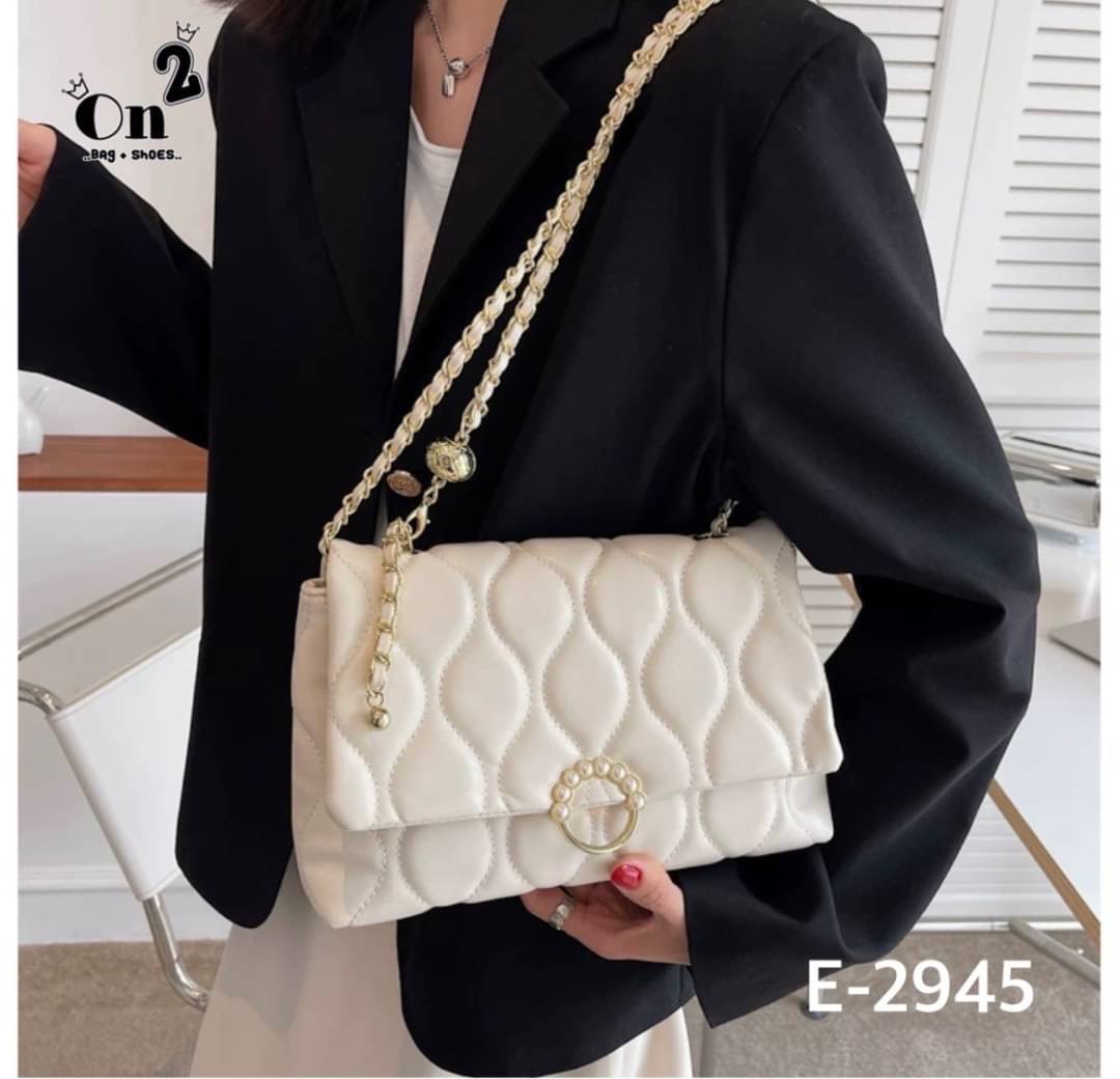 กระเป๋าสะพายมาใหม่ งานสไตล์แบรนด์ เปิดหน้า สายสะพายยาวแบบครอสบอดี้หรือดึงขึ้นสะพายข้างได้ค่ะ