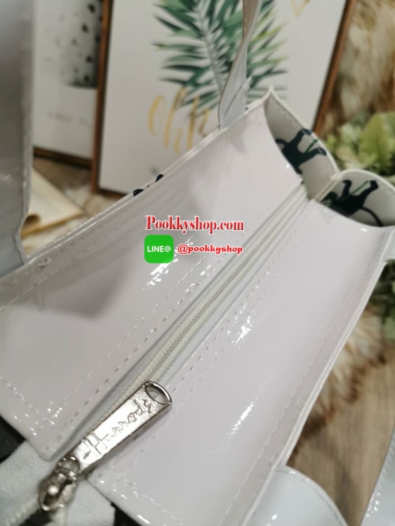 ลายนี้เข้าแล้วนะคะ! พร้อมส่งไอเท็มยอดนิยม! Harrods London Top-handle Shopping Bag กระเป๋า Shopping แบรนด์ดังจากอังกฤษรุ่นยอดนิยมวัสดุ PVC+Polyester 100% ของแท้เนื้อหนาอยู่ทรงกันน้ำ ขนาดกำลังดี น้ำหนักเบา เปิดปิดด้วยซิปสะดวกใช้หัวซิปปั้มโลโก้แบรนด์อะไหล่เง