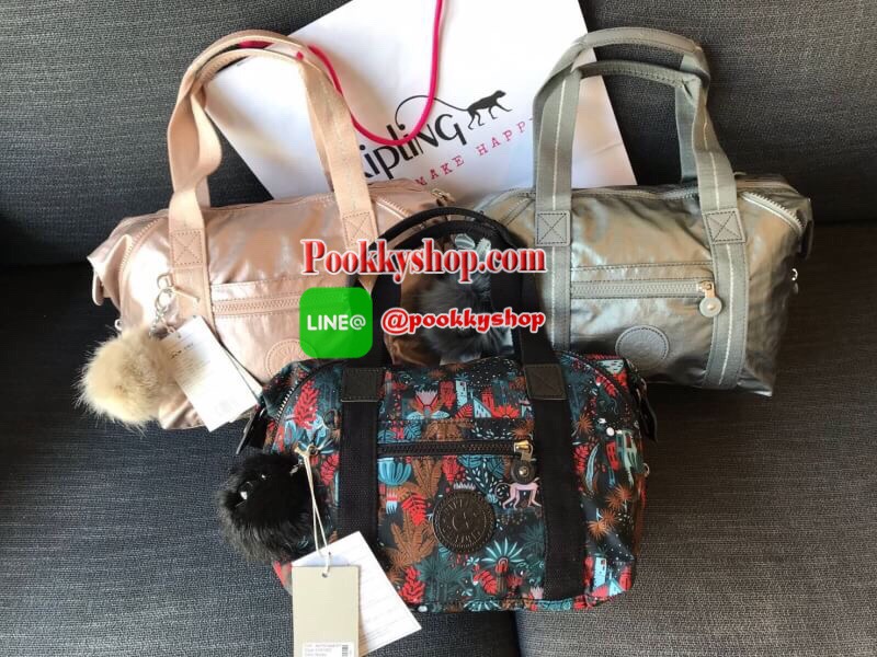 Kipling Art Mini Shoulder Bag จากMayday’s Collection กระเป๋าถือหรือสะพาย วัสดุPolyamide 100% ขนาดกลาง น้ำหนักเบา รุ่นนี้เก็บทรงได้ตามแบบฉบับของ Art mini ช่องซิปและช่องการใช้งานมีให้เป็นสัดส่วน มาพร้อมmonkey Pompom และสายสะพายถอดและปรับได้ฟรีไซส์ ใช้งานได้