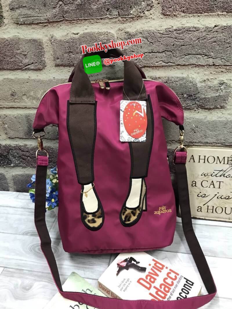 Mis Zapatos Nylon Backpack แบรนด์มาแรงของประเทศญี่ปุ่นที่ขายดีติดอันดับในหมู่วัยรุ่น รุ่นนี้วัสดุเป็น Nylon hi-quality เนื้อนุ่มและหนา ภาพบนตัวกระเป๋าเป็นงานปัก ตัวกระเป๋ากว้างและลึก ด้านหลังและภายในมีช่องแยกเป็นสัดส่วน พร้อมสายสะพายข้าง 1เส้น สามารถเป็นไ