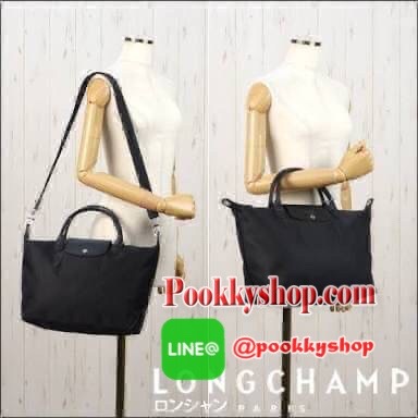 Longchamp Le Pliage Neo Size M มาพบกับกระเป๋ารุ่นยอดนิยม ที่สาวๆ ต้องมีไว้เก็บไว้สักใบ กระเป๋าโท้ทใบนี้ มาพร้อมกับสีที่มีสไตล์เรียบง่าย มีสายสะพายยาวช่วยให้คุณสามารถสะพายไหล่ได้อย่างสบาย ในขณะที่ที่ปิดแบบซิปช่วยให้คุณมั่นใจได้ว่าของด้านในมีความปลอดภัย Le